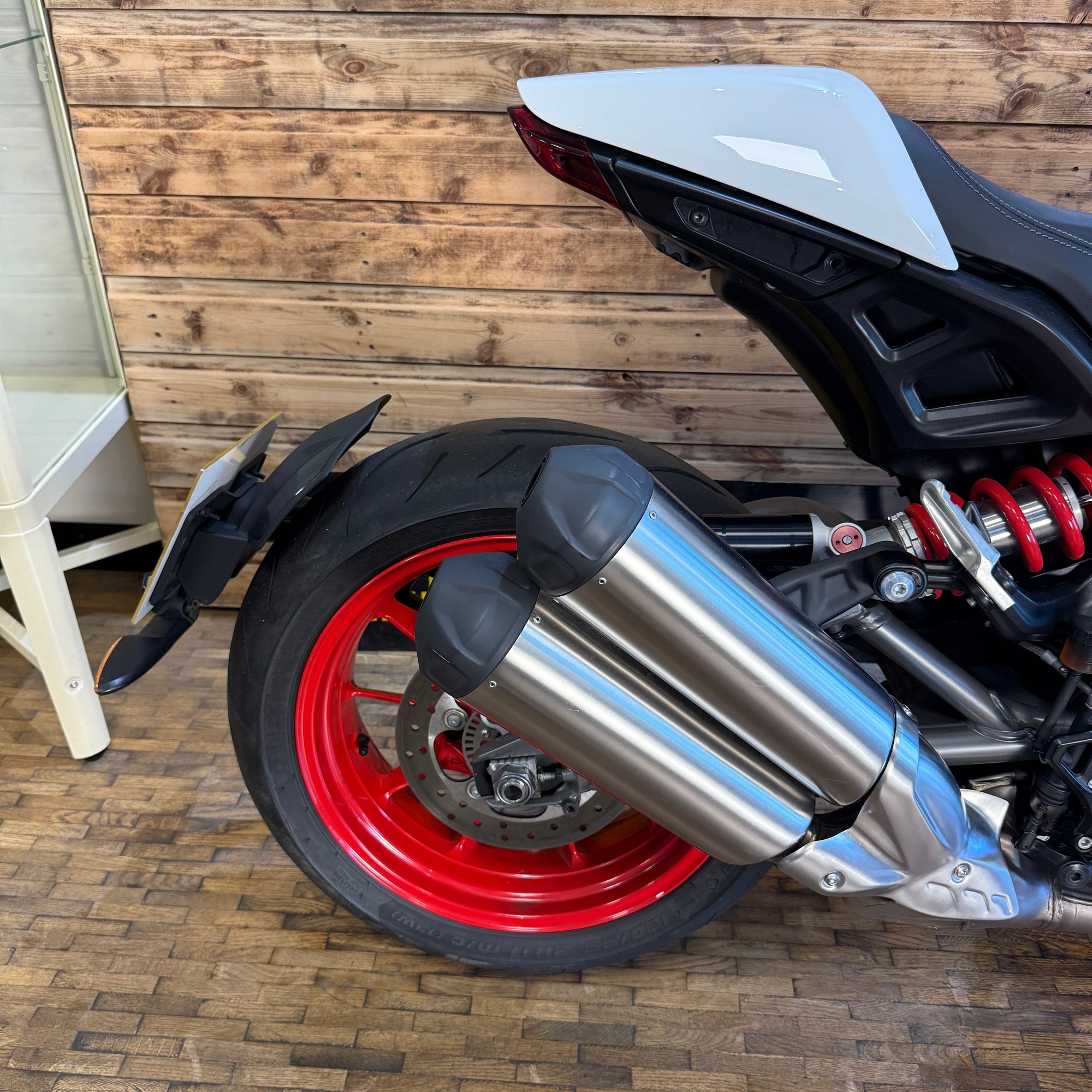 INDIAN FTR SPORT - White lightening/Indy red - Preloved