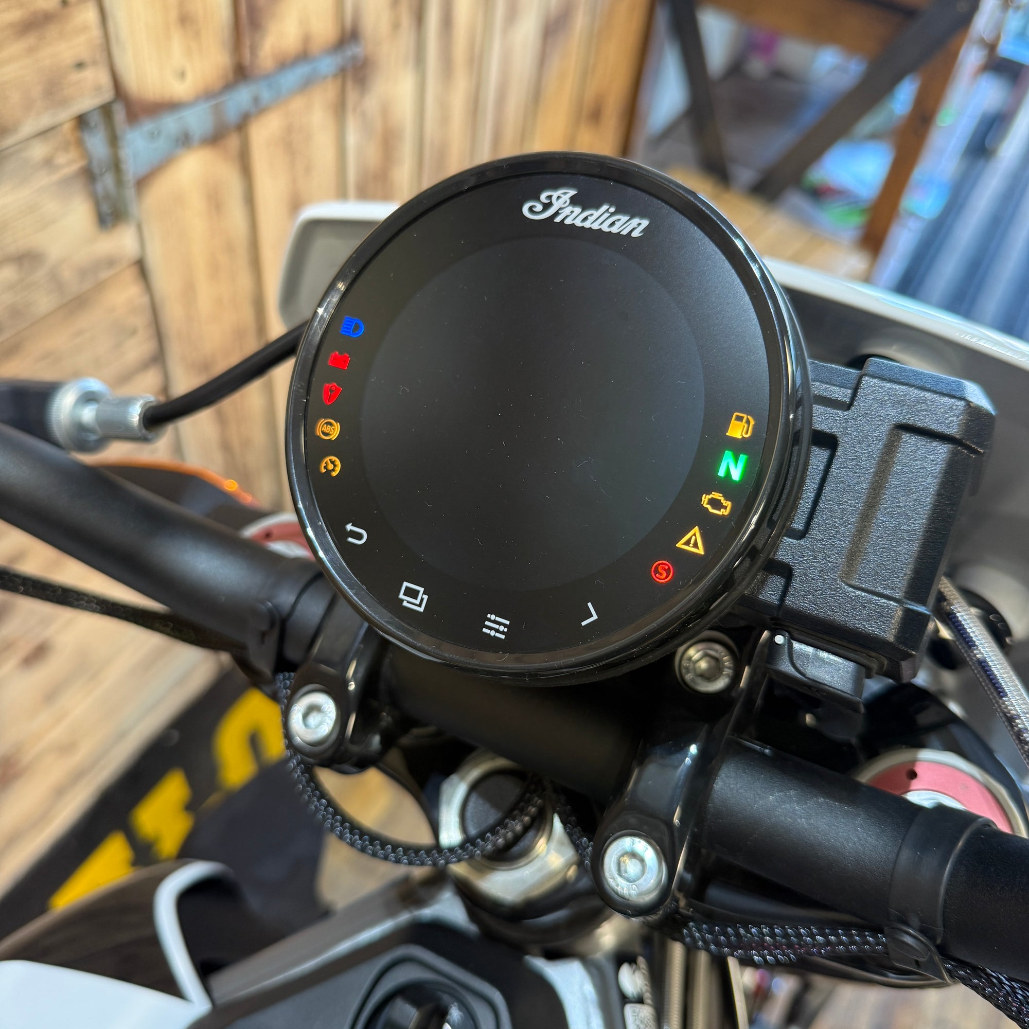 INDIAN FTR SPORT - White lightening/Indy red - Preloved