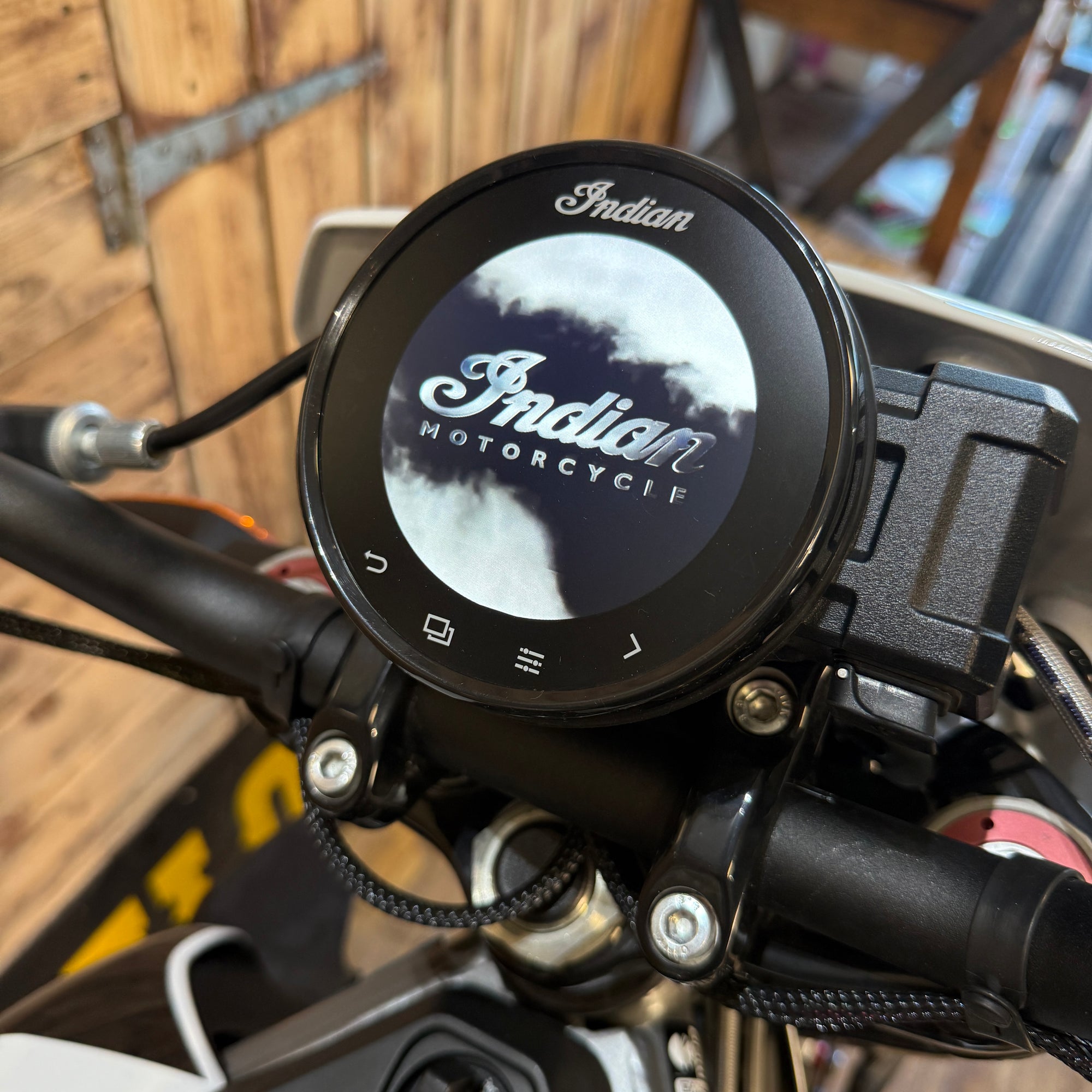 INDIAN FTR SPORT - White lightening/Indy red - Preloved