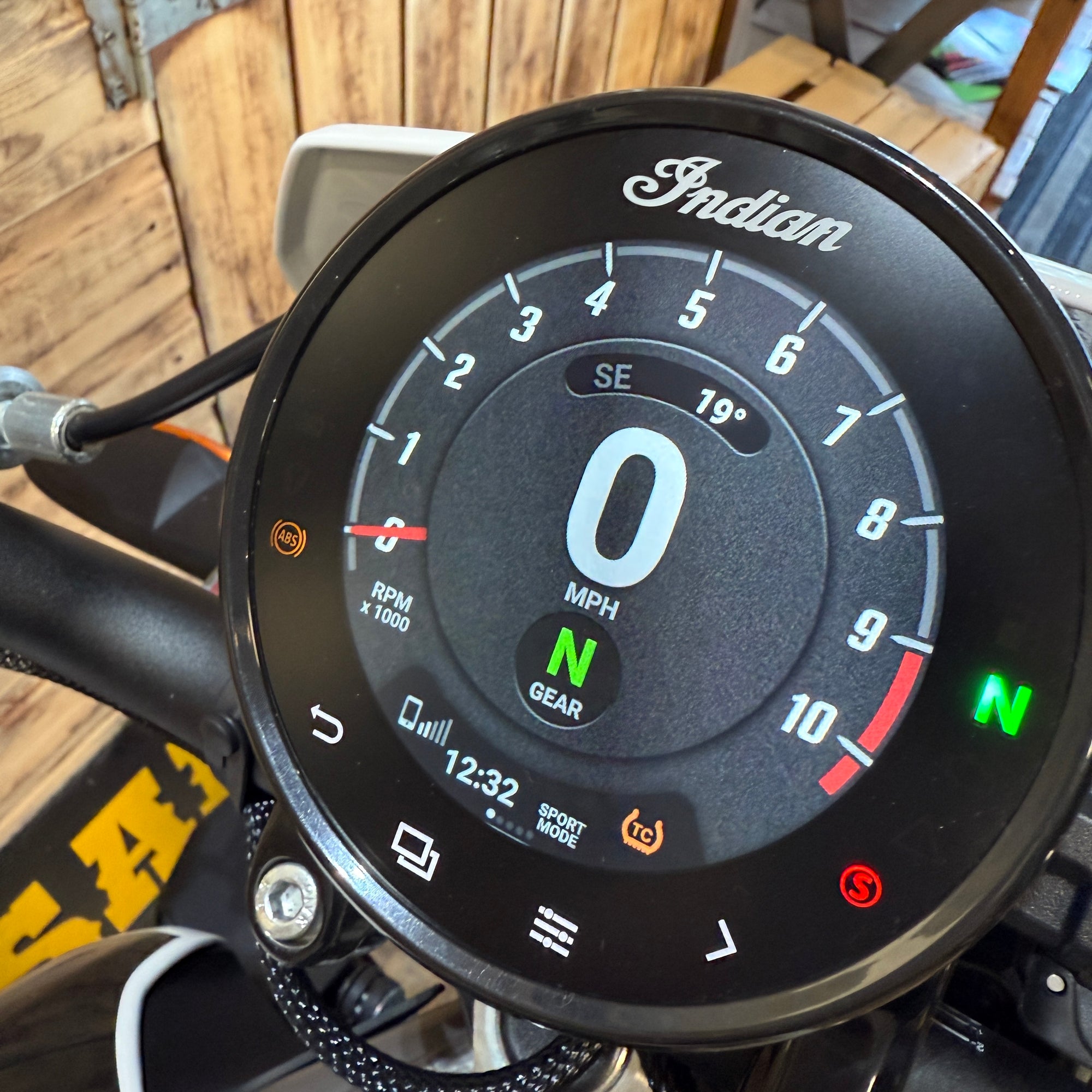 INDIAN FTR SPORT - White lightening/Indy red - Preloved