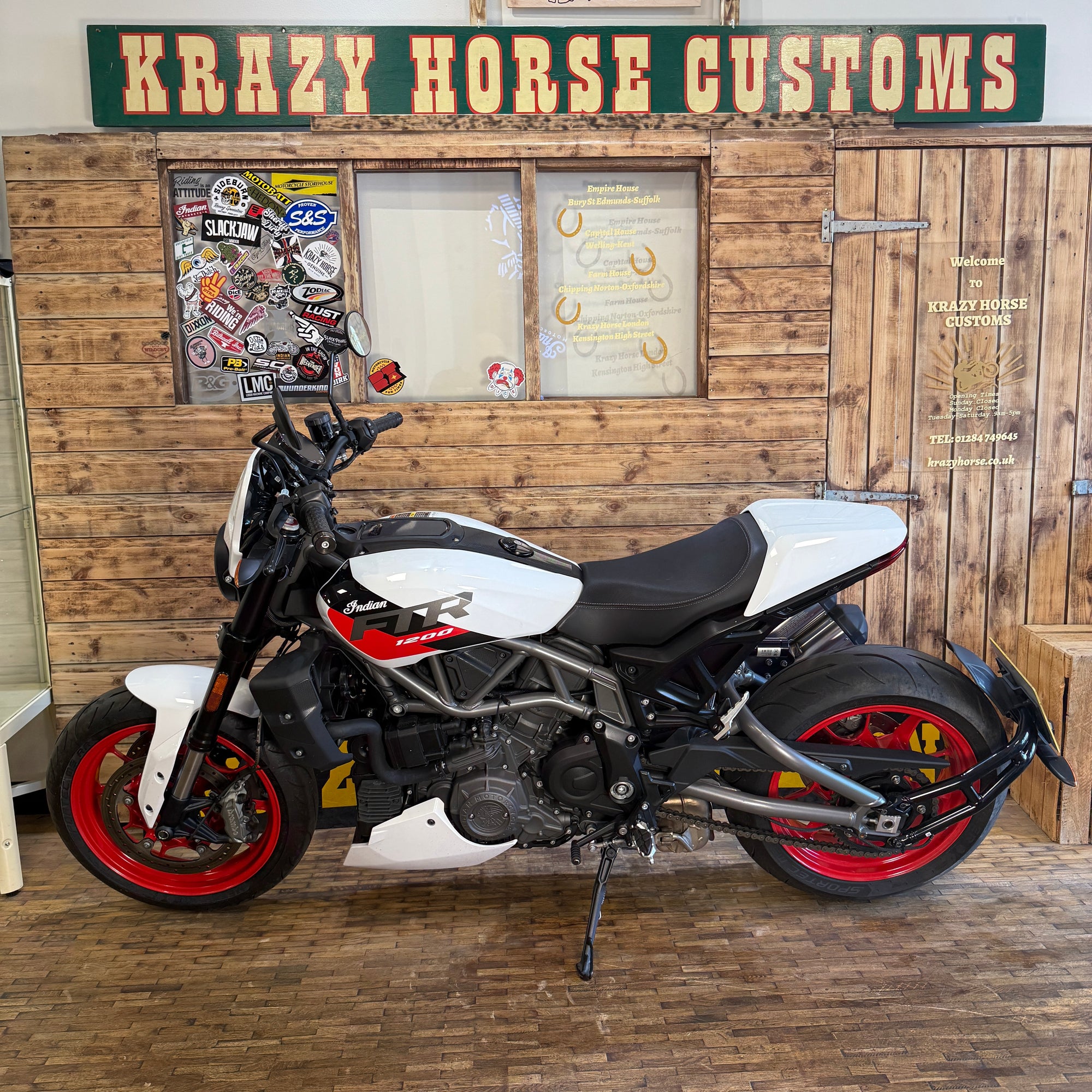 INDIAN FTR SPORT - White lightening/Indy red - Preloved