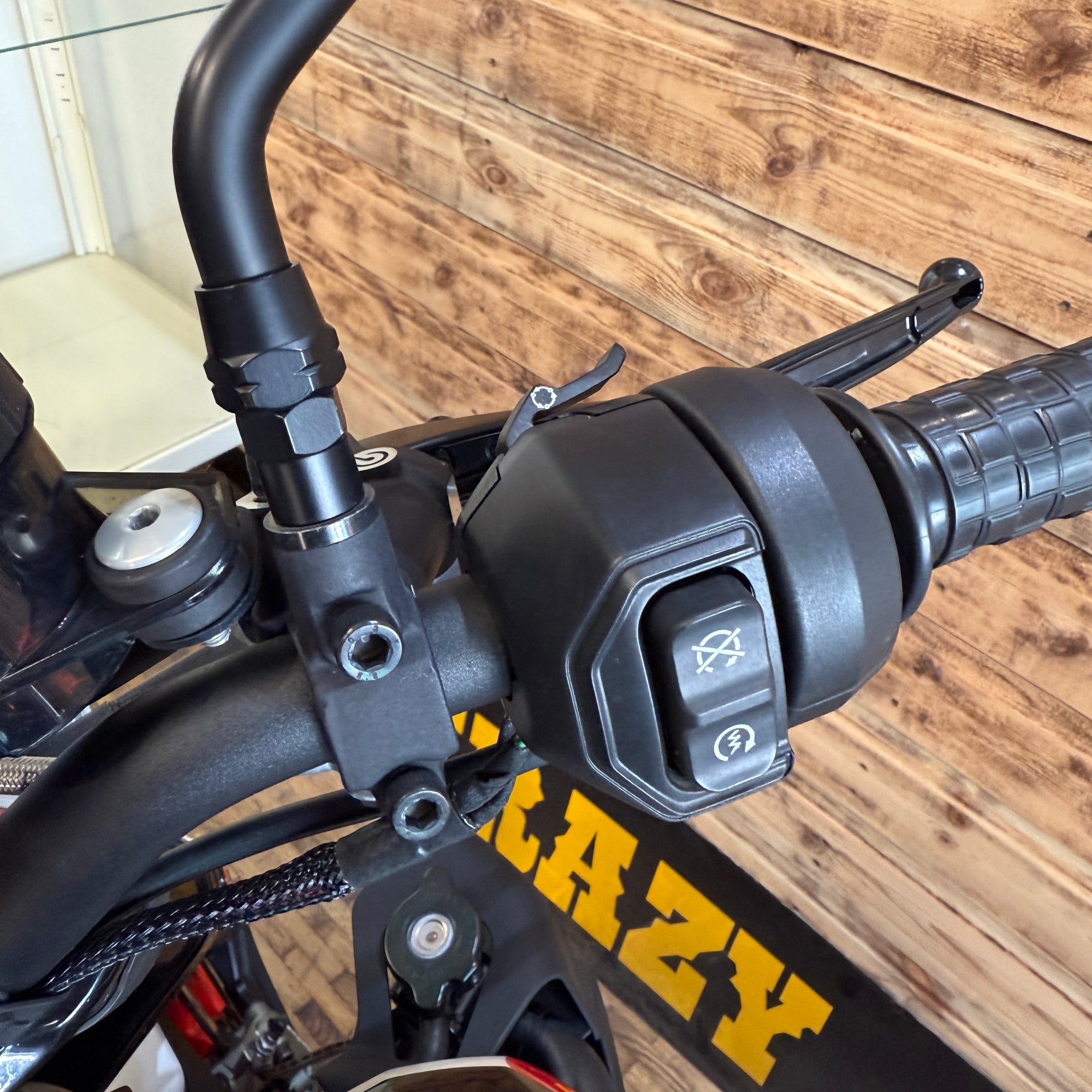 INDIAN FTR SPORT - White lightening/Indy red - Preloved