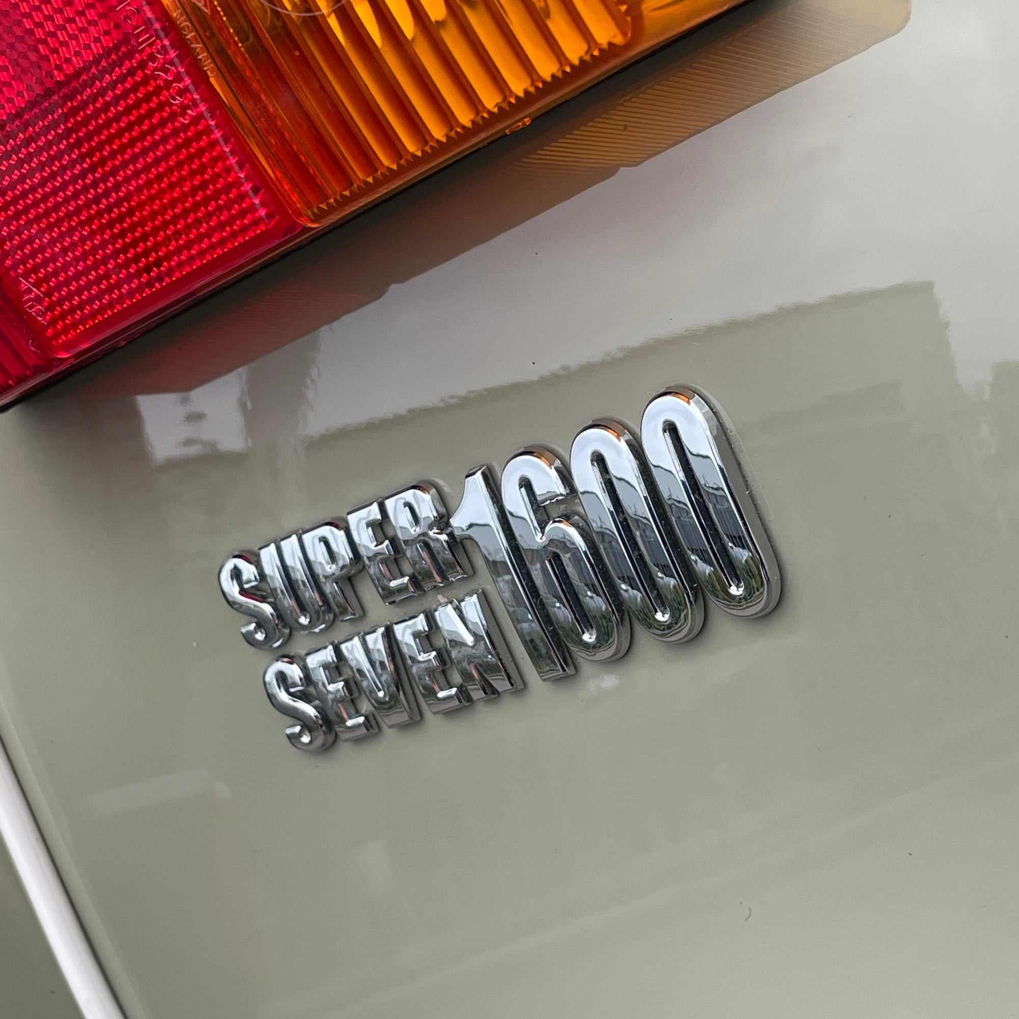 21/21 CATERHAM SUPER SEVEN 1600 STANDARD CHASSIS - SAXONY GREY & OXFORD WHITE WITH BISCUIT MUIRHEAD LEATHER