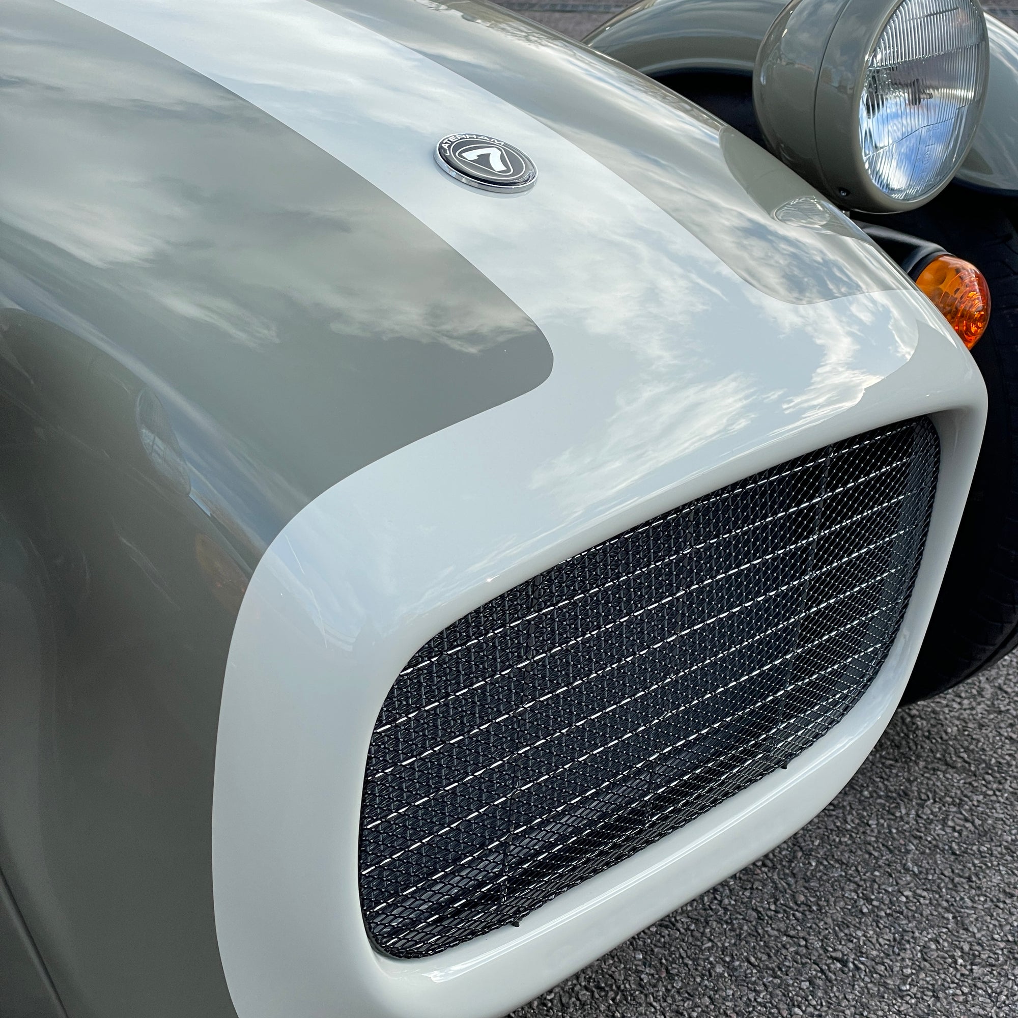 CATERHAM SUPER SEVEN 2000 STANDARD CHASSIS - SAXONY GREY & OXFORD WHITE WITH BISCUIT MUIRHEAD LEATHER