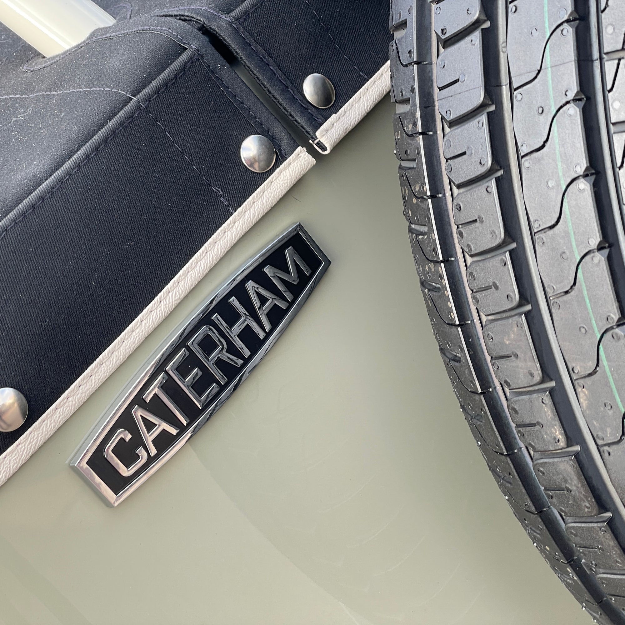 CATERHAM SUPER SEVEN 2000 STANDARD CHASSIS - SAXONY GREY & OXFORD WHITE WITH BISCUIT MUIRHEAD LEATHER