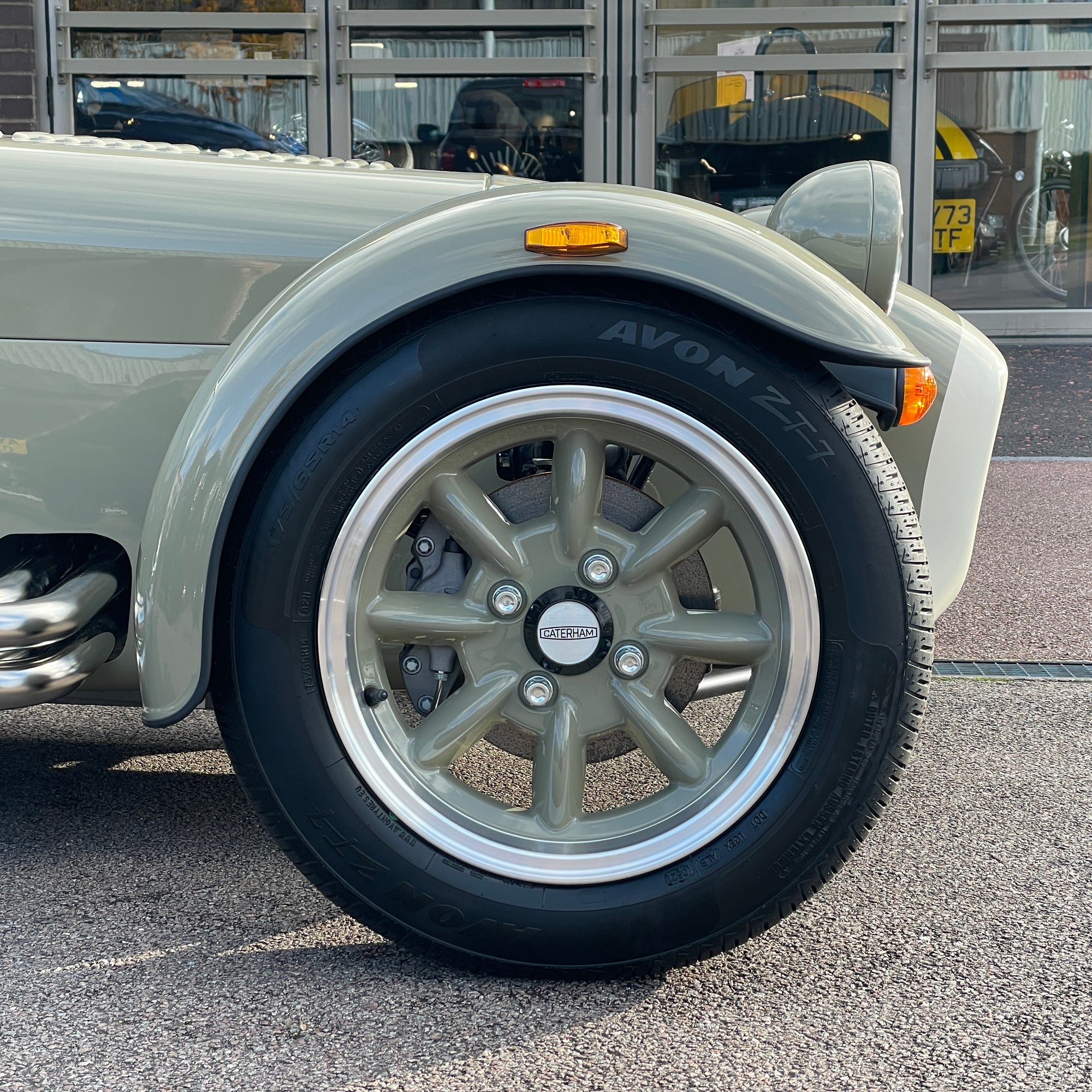 CATERHAM SUPER SEVEN 2000 STANDARD CHASSIS - SAXONY GREY & OXFORD WHITE WITH BISCUIT MUIRHEAD LEATHER