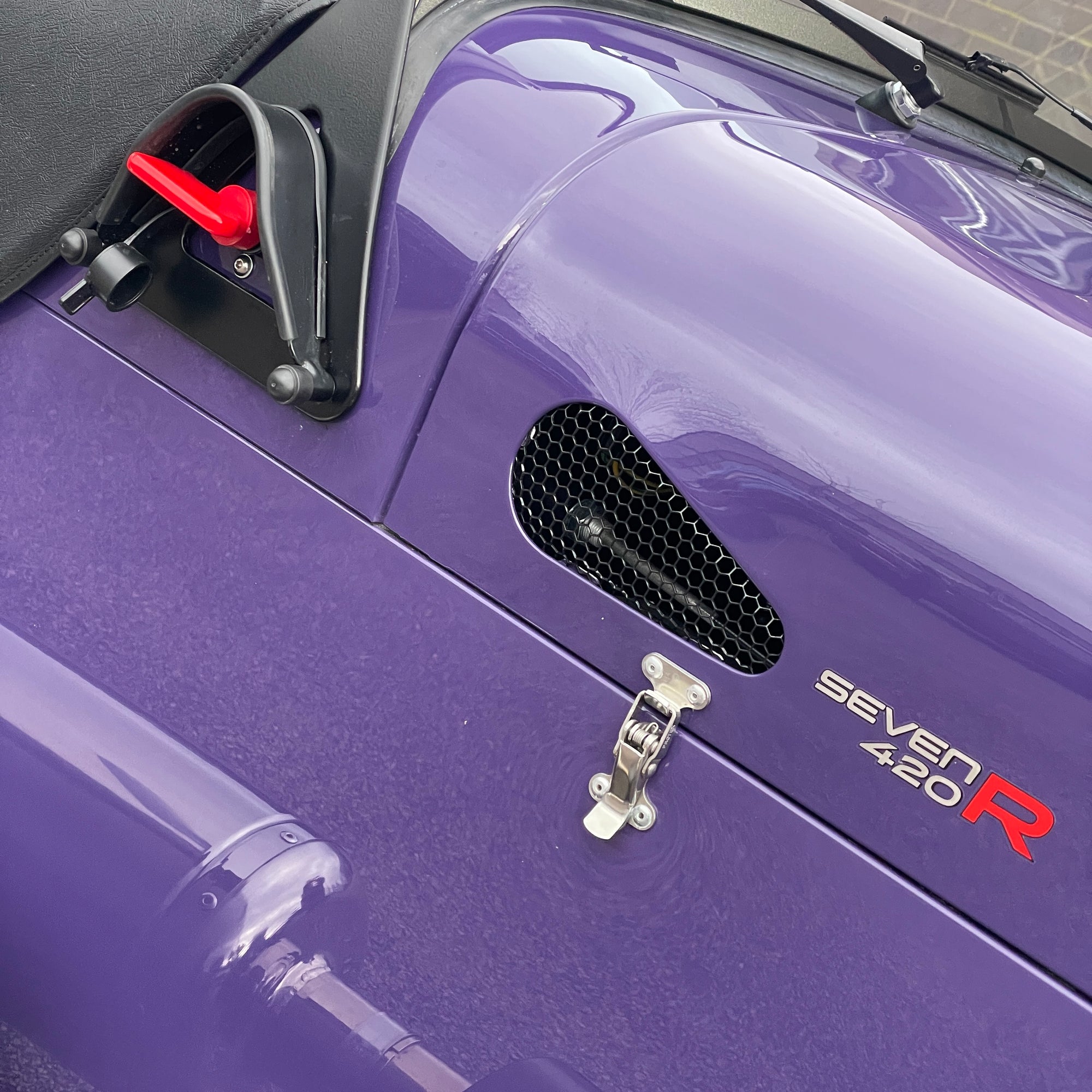 BRAND NEW UNREGISTERED CATERHAM SEVEN 420R - ULTRAVIOLET WITH BLACK