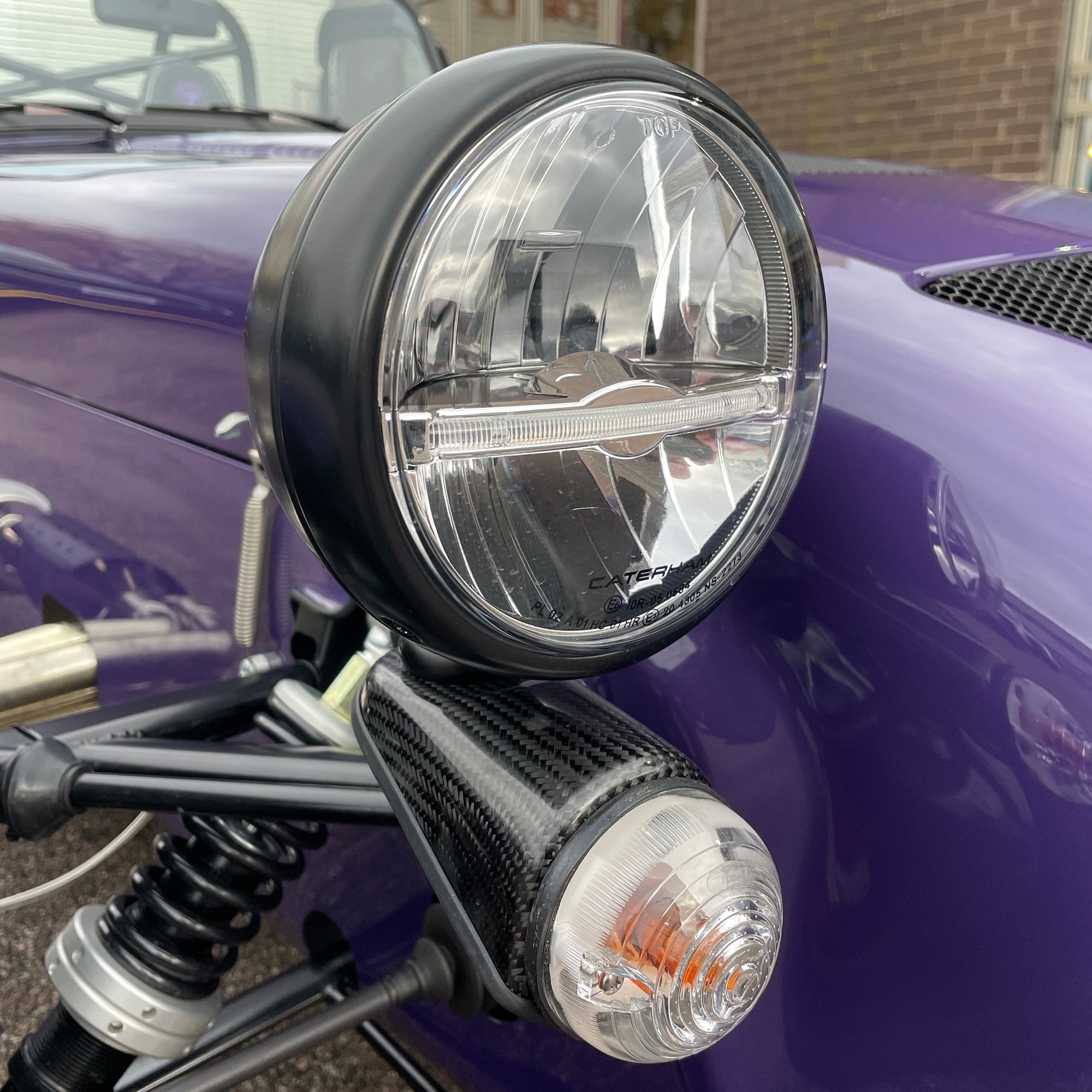 BRAND NEW UNREGISTERED CATERHAM SEVEN 420R - ULTRAVIOLET WITH BLACK