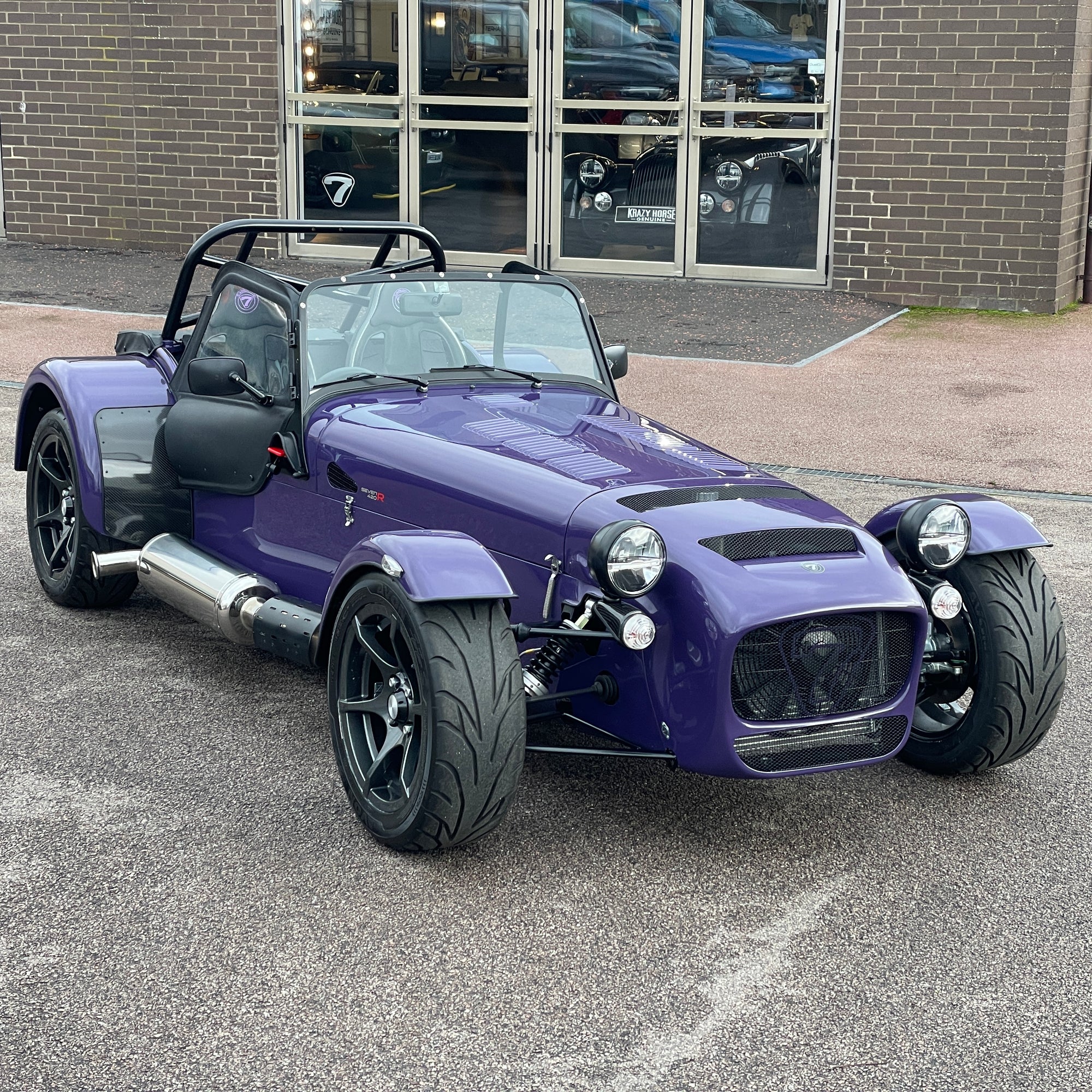 BRAND NEW UNREGISTERED CATERHAM SEVEN 420R - ULTRAVIOLET WITH BLACK