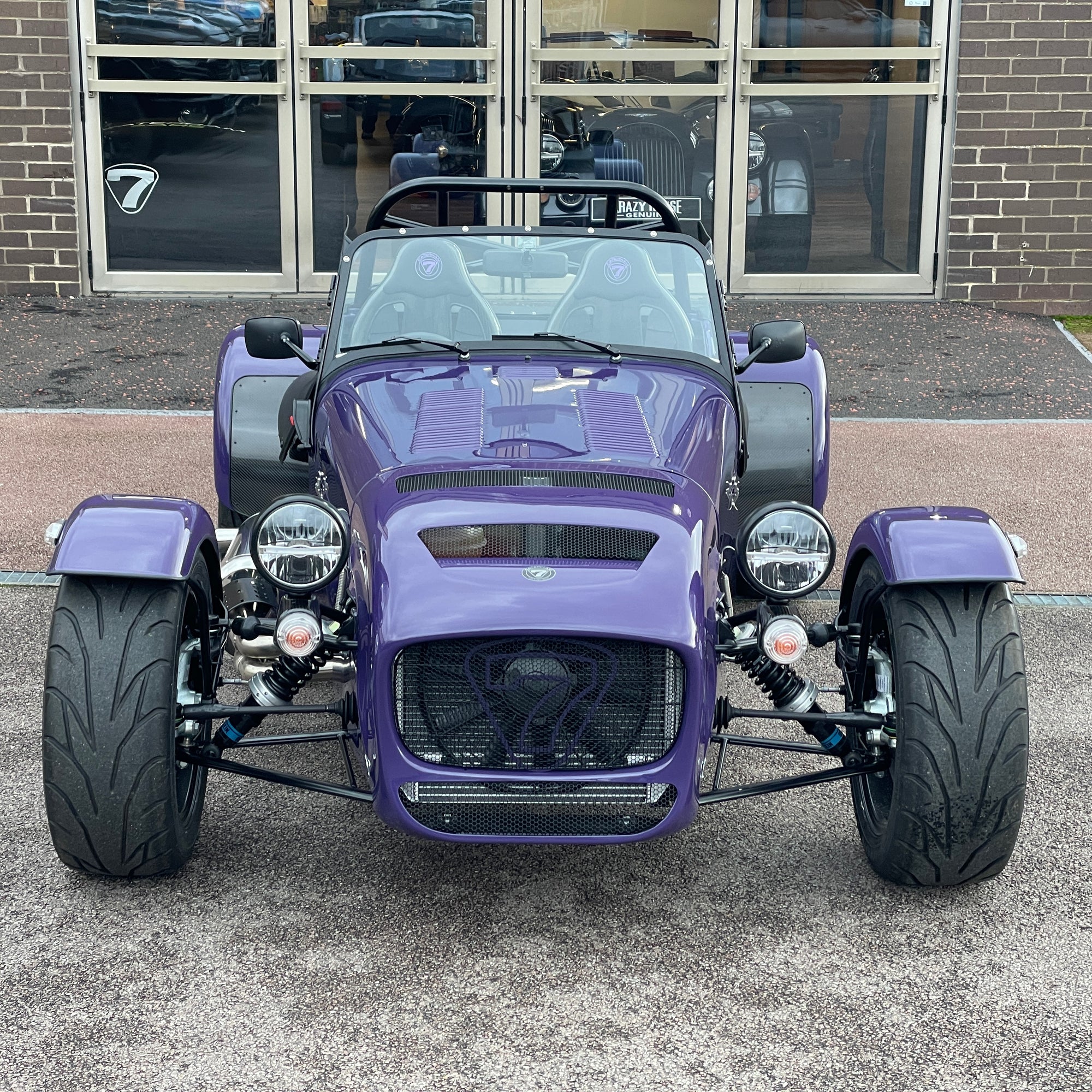 BRAND NEW UNREGISTERED CATERHAM SEVEN 420R - ULTRAVIOLET WITH BLACK