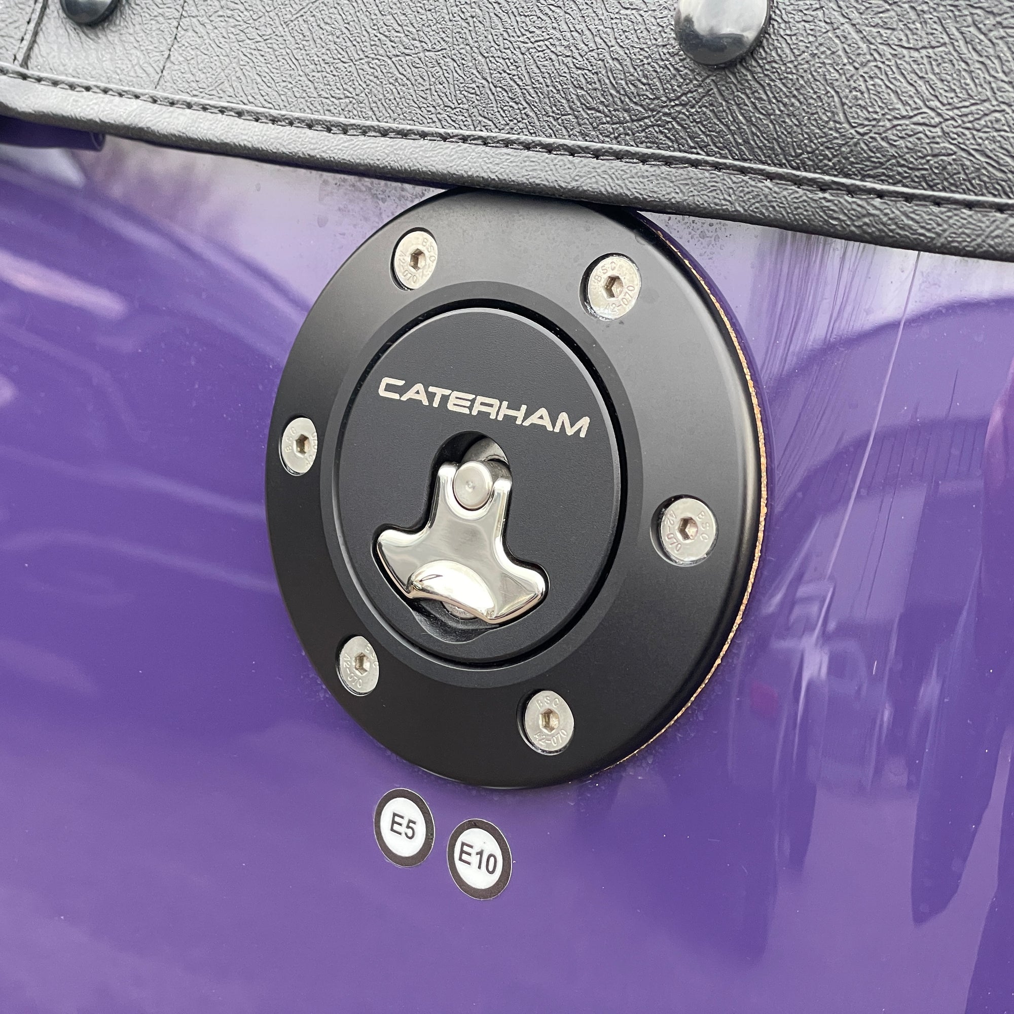 BRAND NEW UNREGISTERED CATERHAM SEVEN 420R - ULTRAVIOLET WITH BLACK