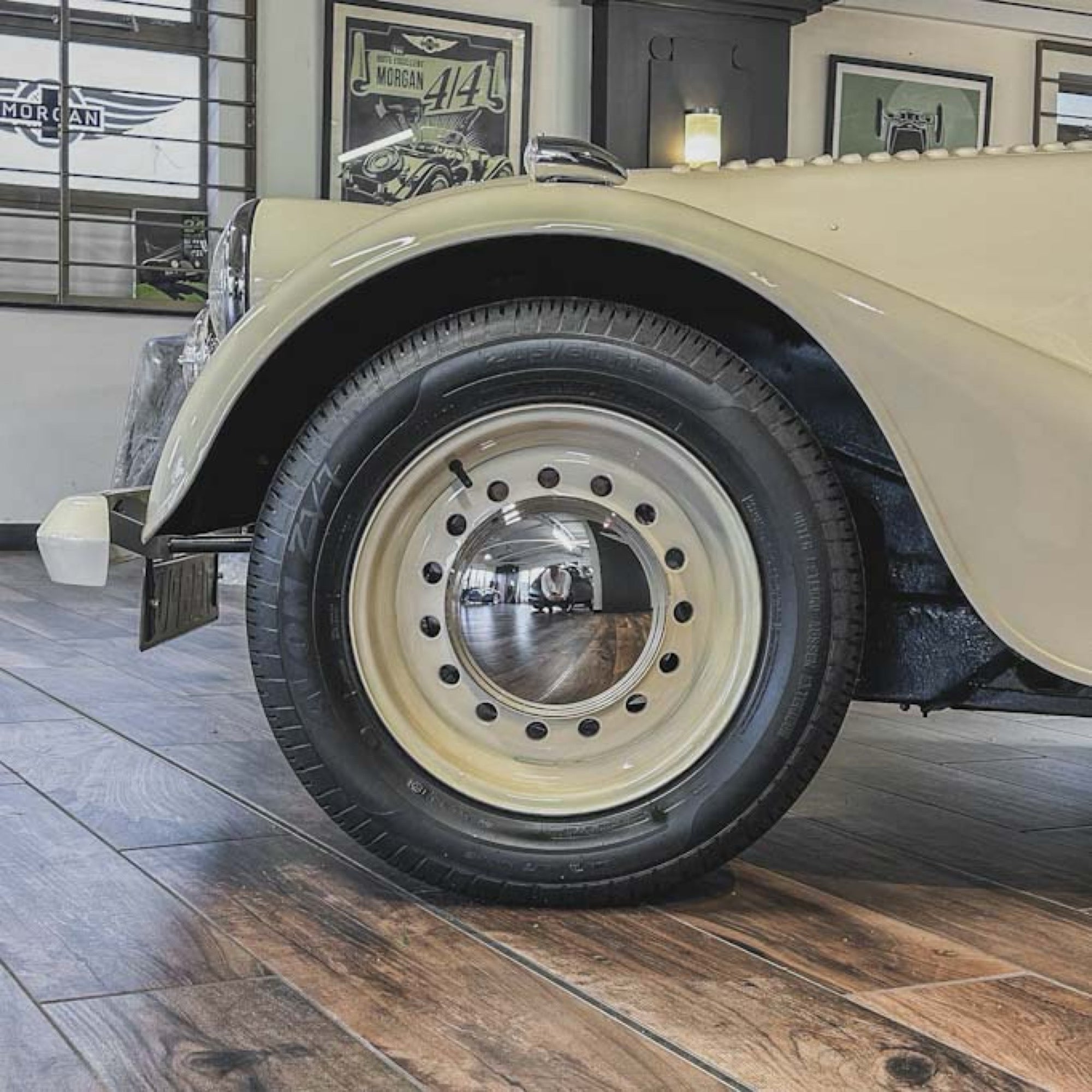 Morgan Plus 8 - Old English White