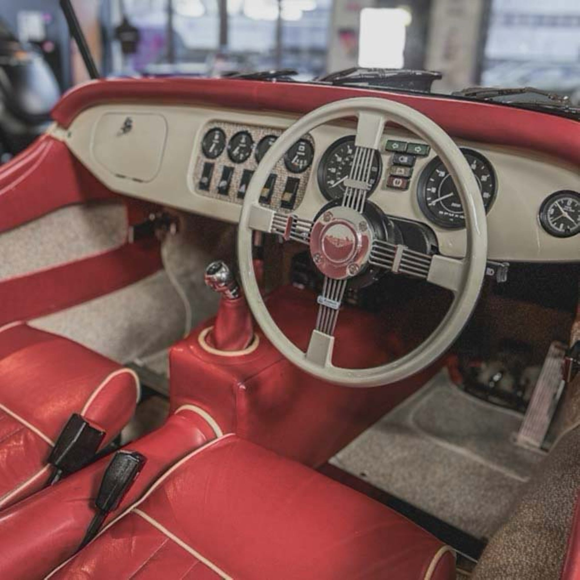 Morgan Plus 8 - Old English White