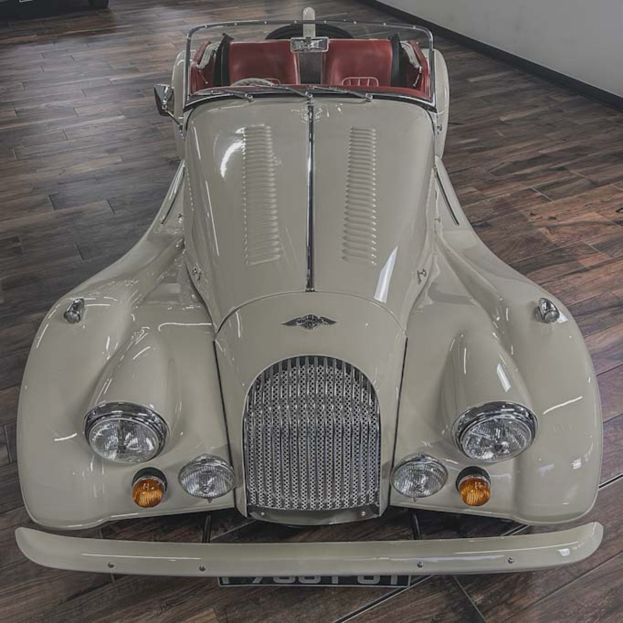 Morgan Plus 8 - Old English White