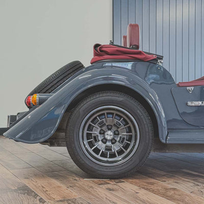 Morgan Plus Four Man - Vintage Dark Grey