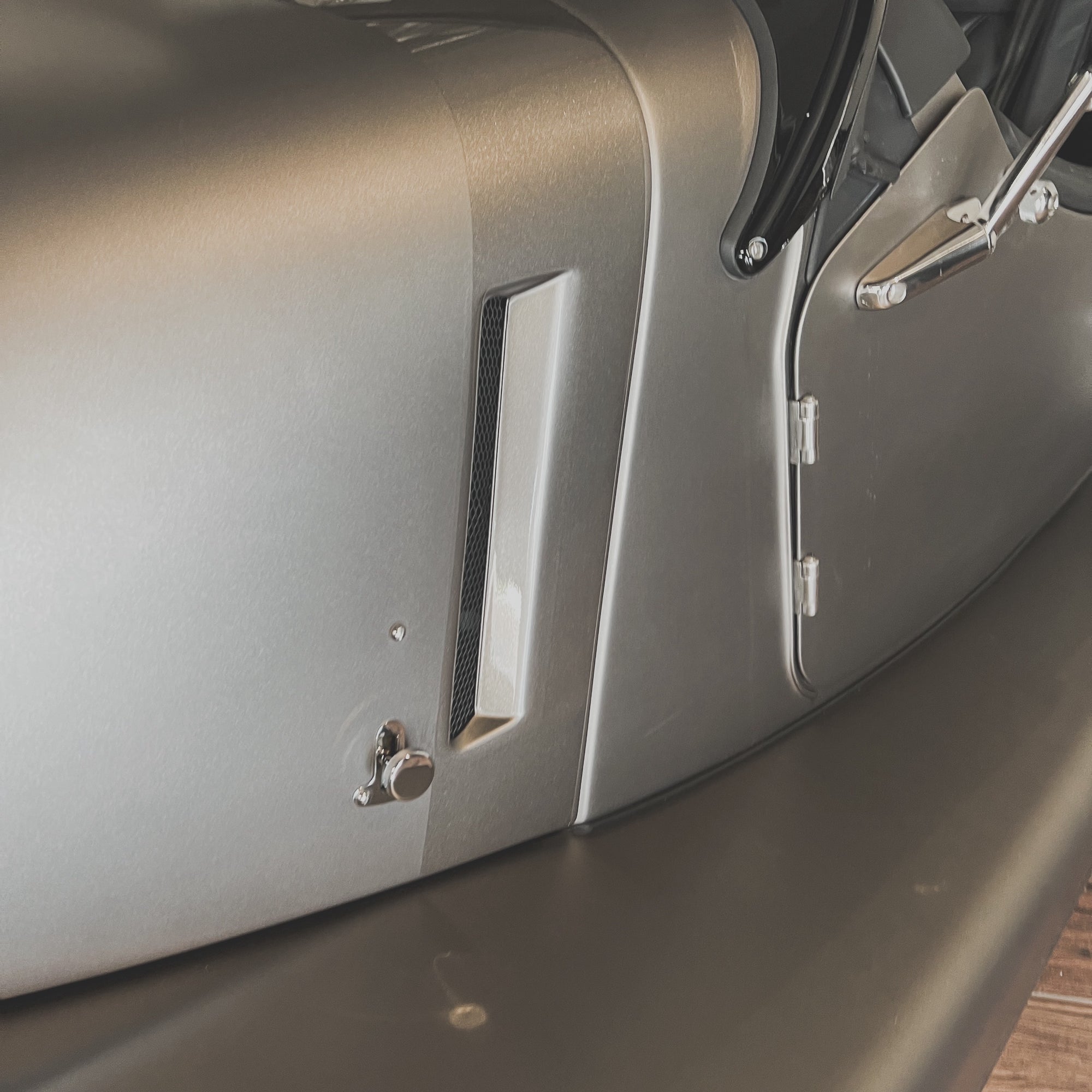 Morgan Plus Six - Shark Skin Satin Met