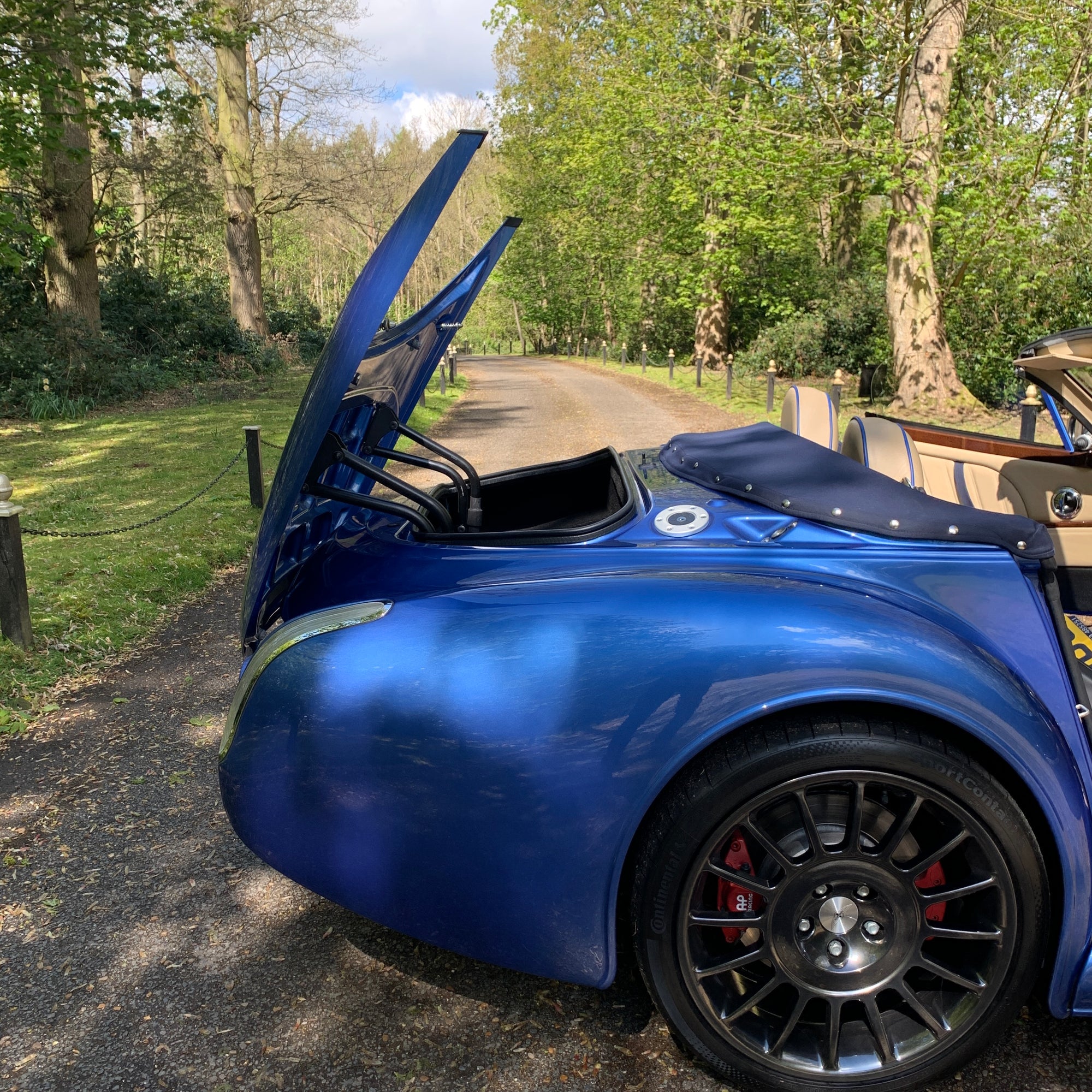 Morgan Mk5 Aero 8 - Topaz Blue Metallic with Ivory leather