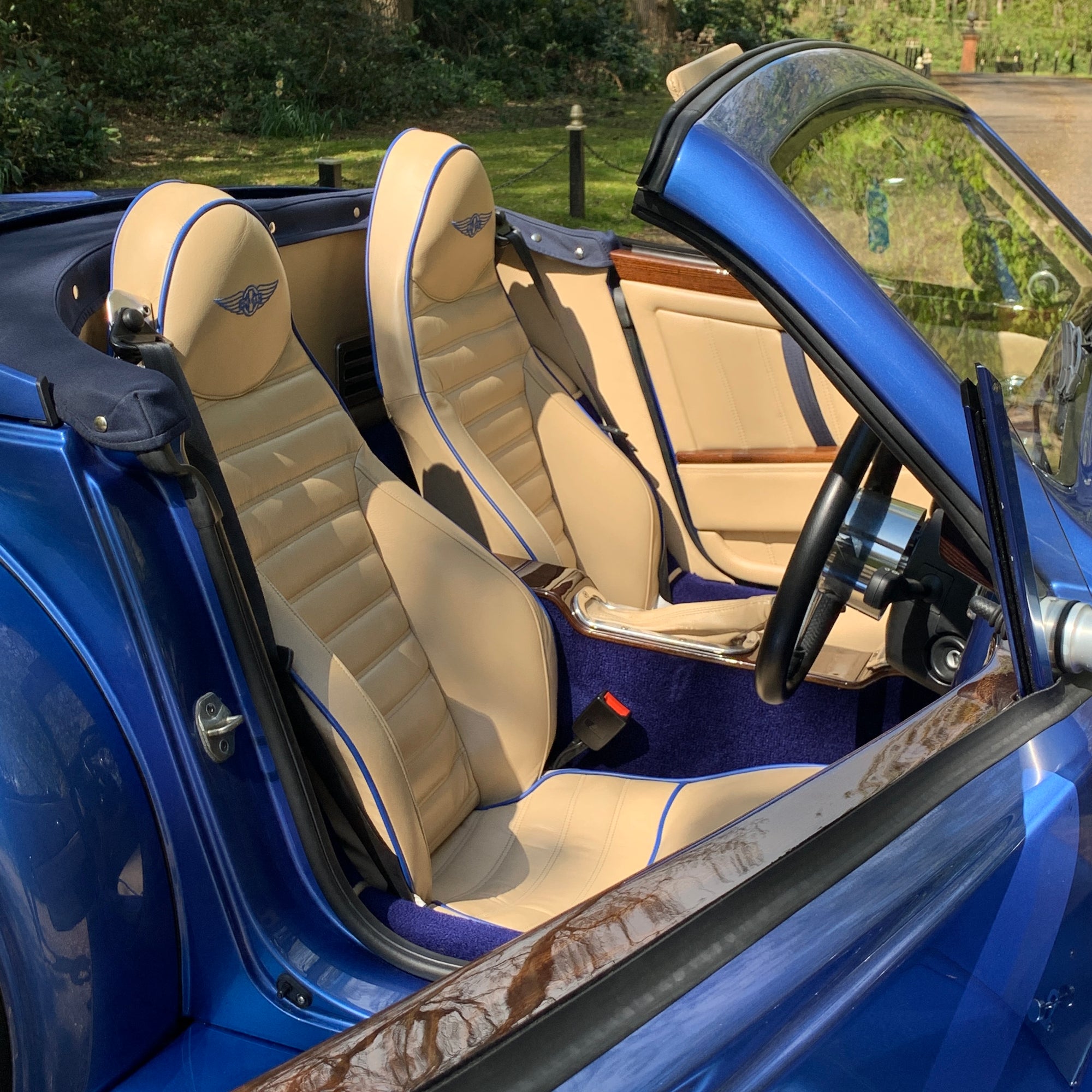Morgan Mk5 Aero 8 - Topaz Blue Metallic with Ivory leather