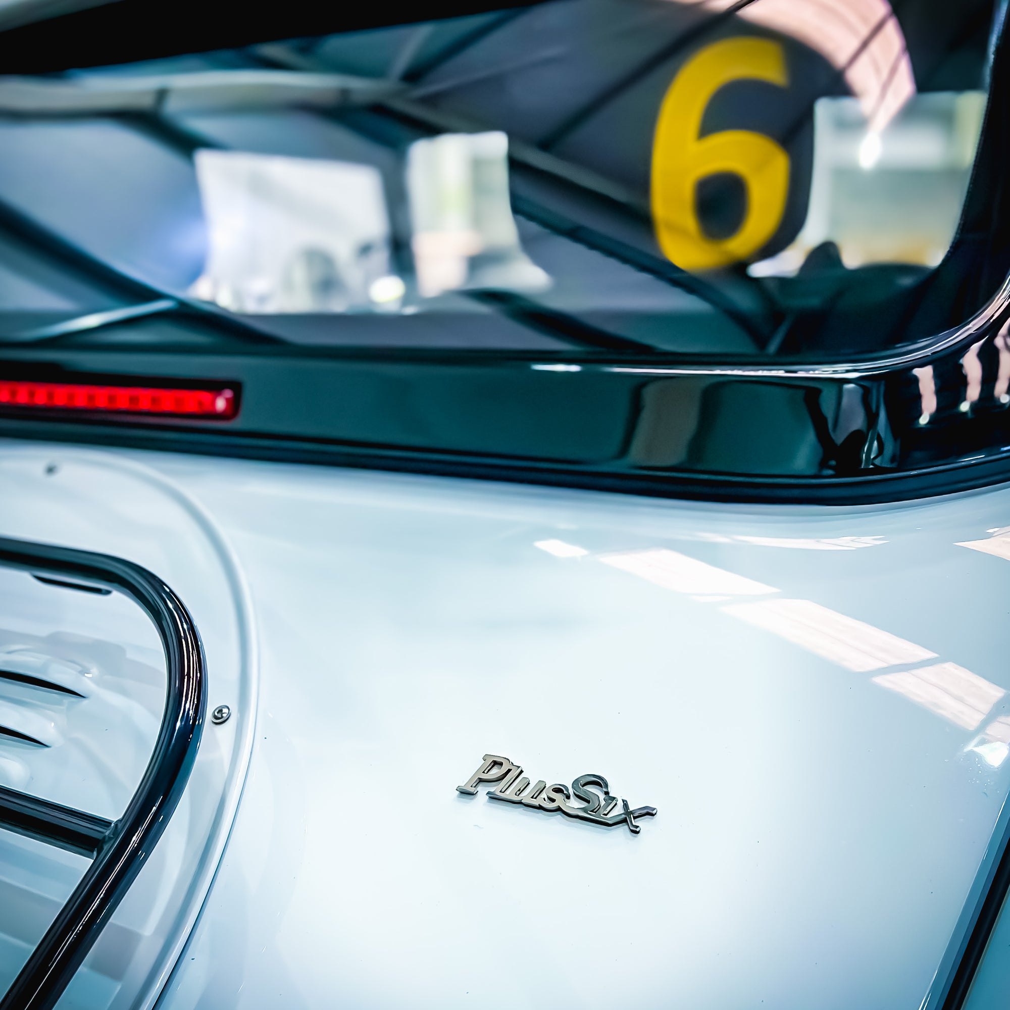 Morgan Plus Six Touring 6 Cyl. 3.0 Twin Scroll Turbo - Chevron White Metallic