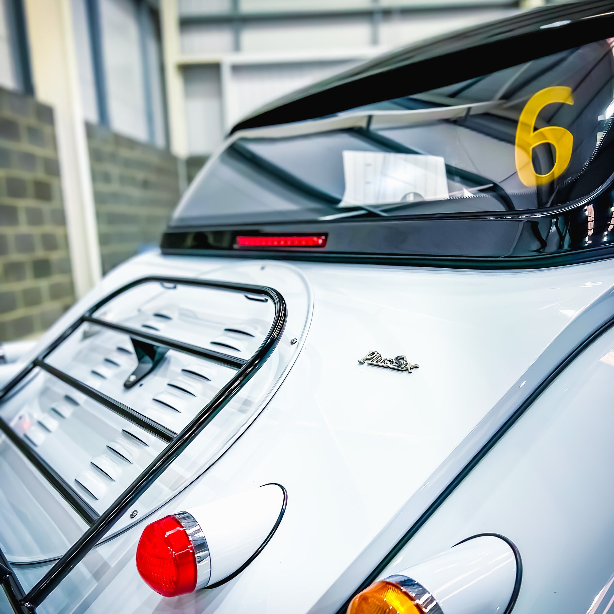 Morgan Plus Six Touring 6 Cyl. 3.0 Twin Scroll Turbo - Chevron White Metallic