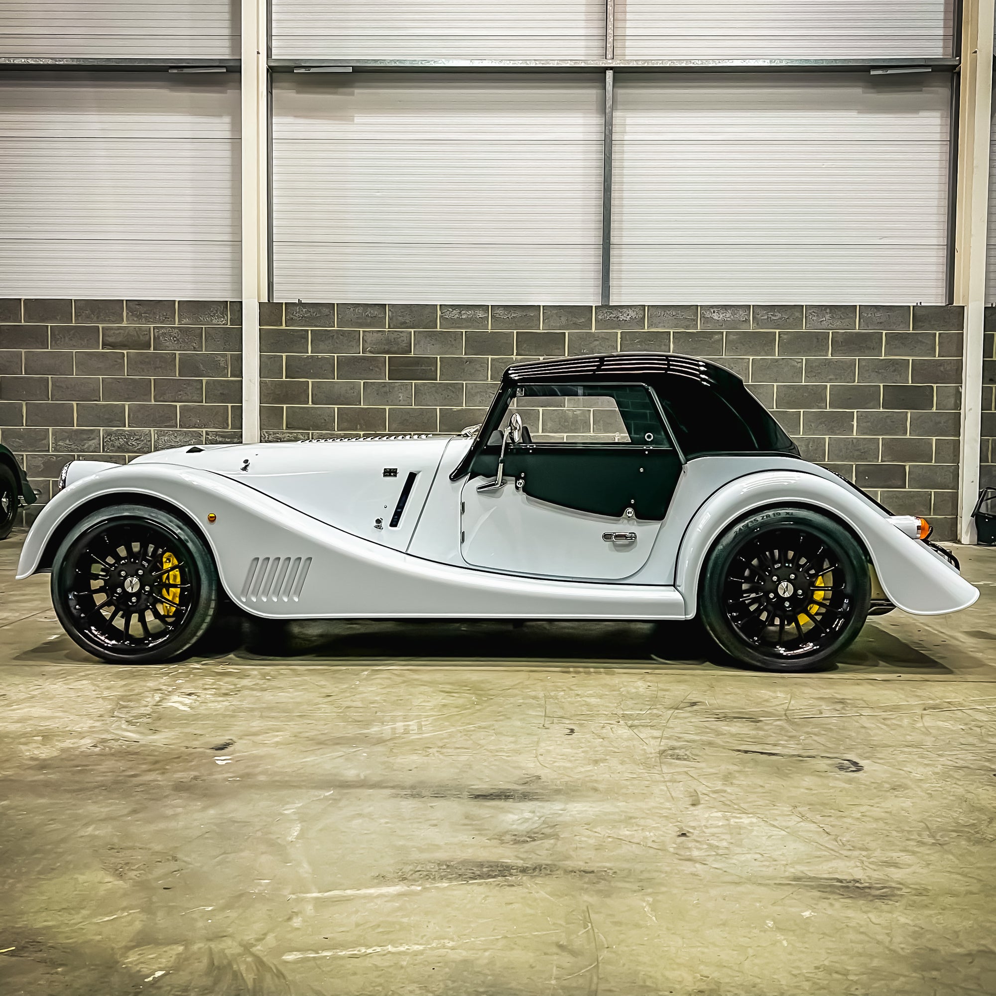 SOLD - Morgan Plus Six Touring 6 Cyl. 3.0 Twin Scroll Turbo - Chevron White Metallic