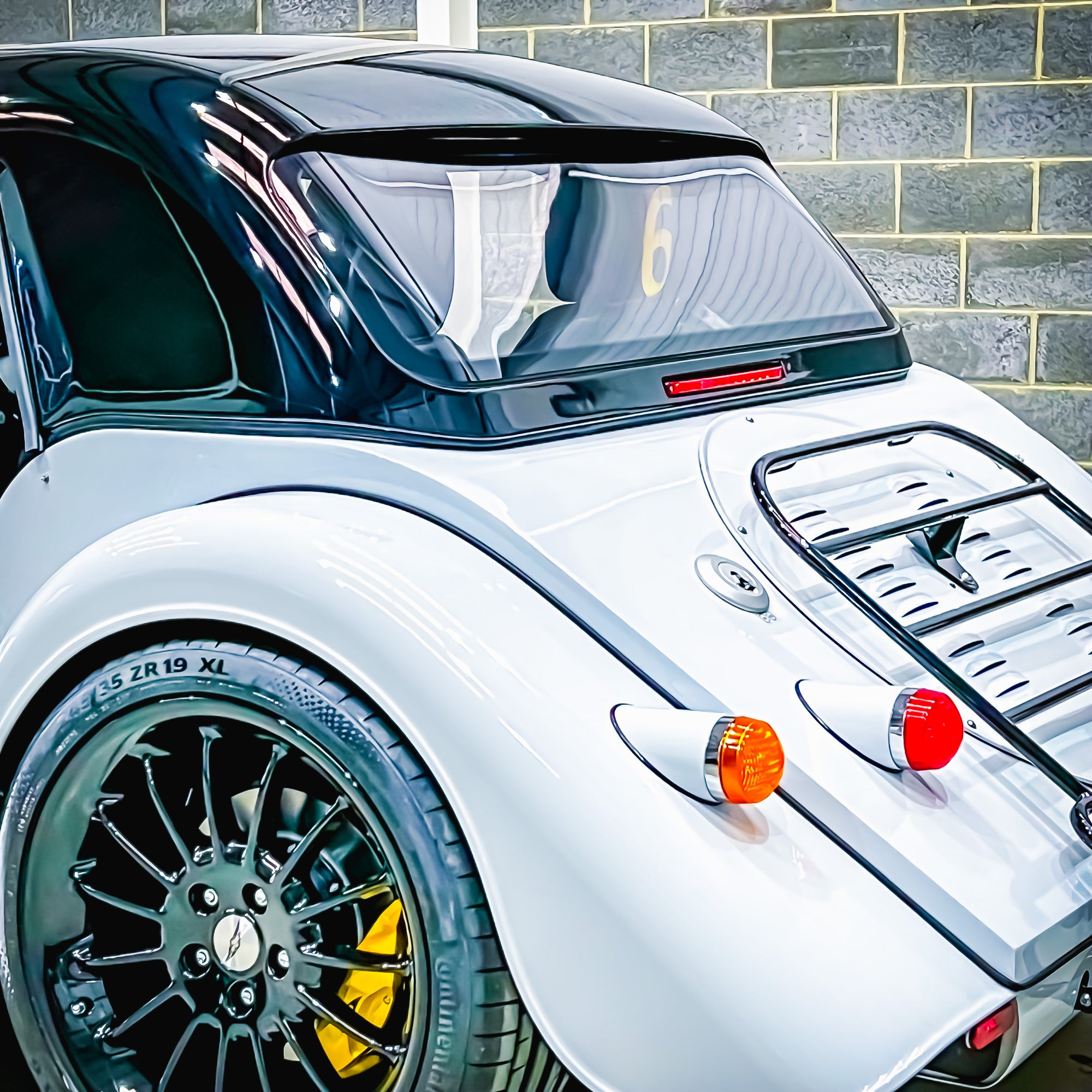 SOLD - Morgan Plus Six Touring 6 Cyl. 3.0 Twin Scroll Turbo - Chevron White Metallic