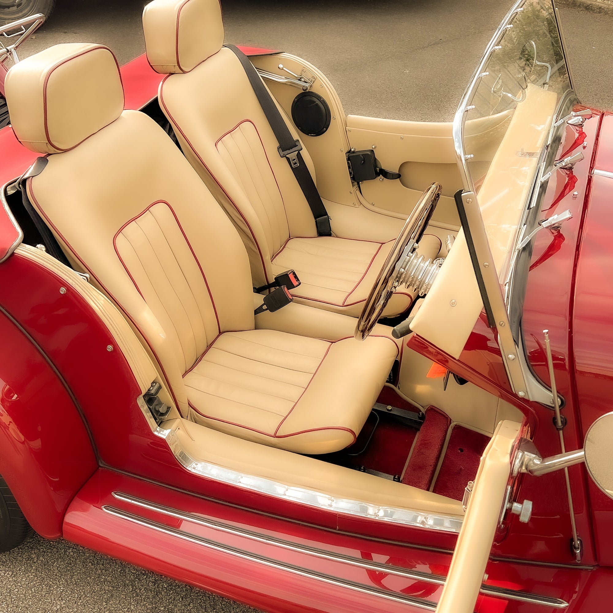 Morgan Plus 4 2.0 16v - Classic Morgan Anniversary Red