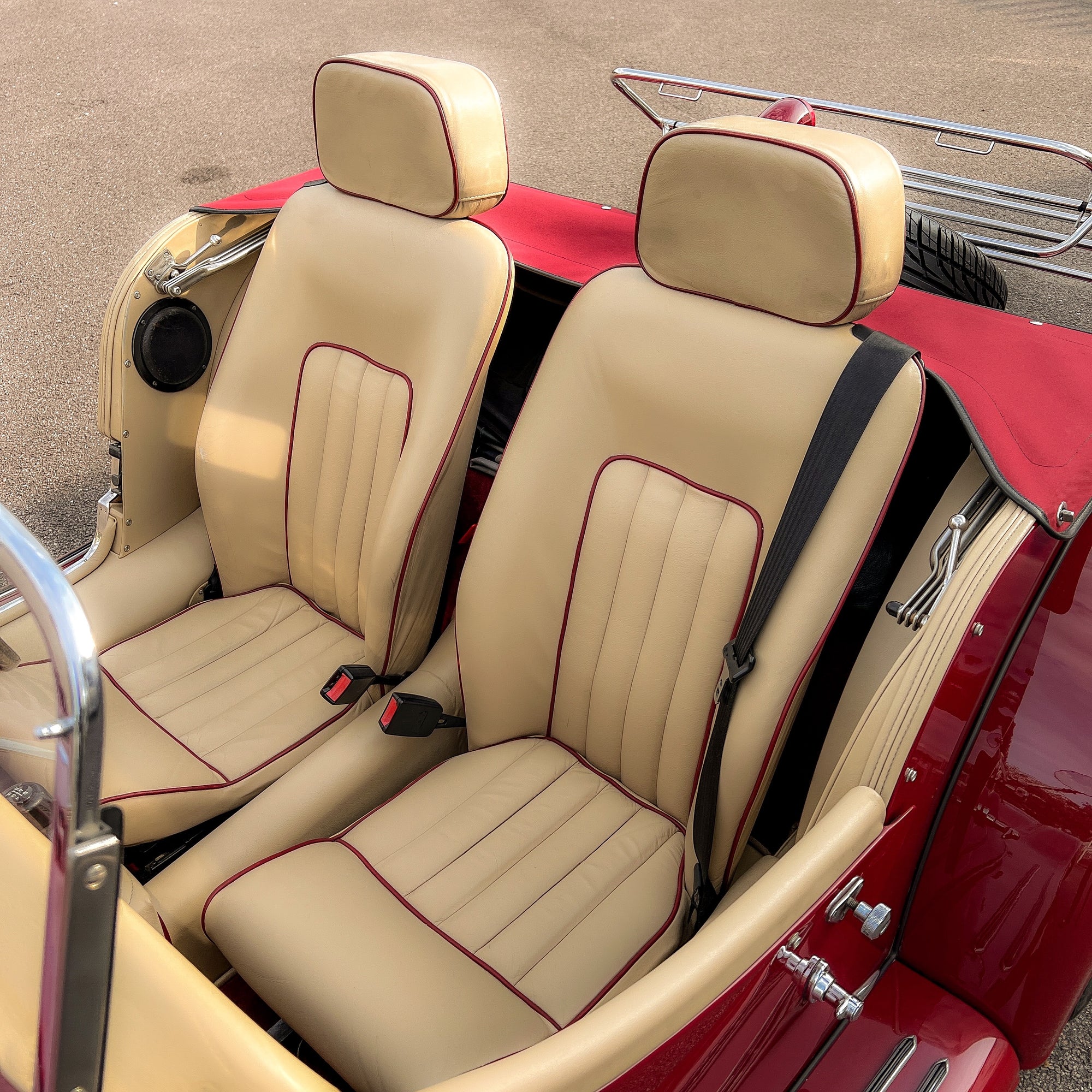 Morgan Plus 4 2.0 16v - Classic Morgan Anniversary Red