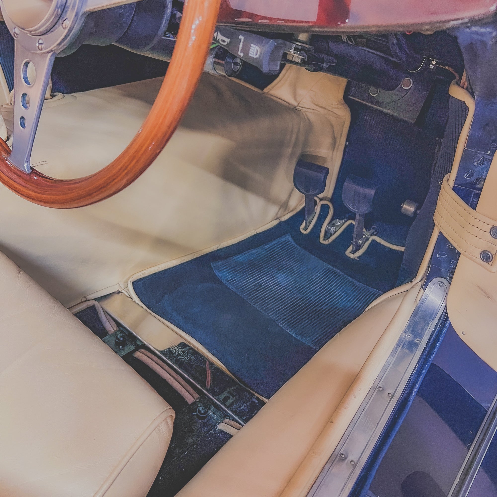 Morgan Plus 8 3.9 V8 - Iris Blue Metallic