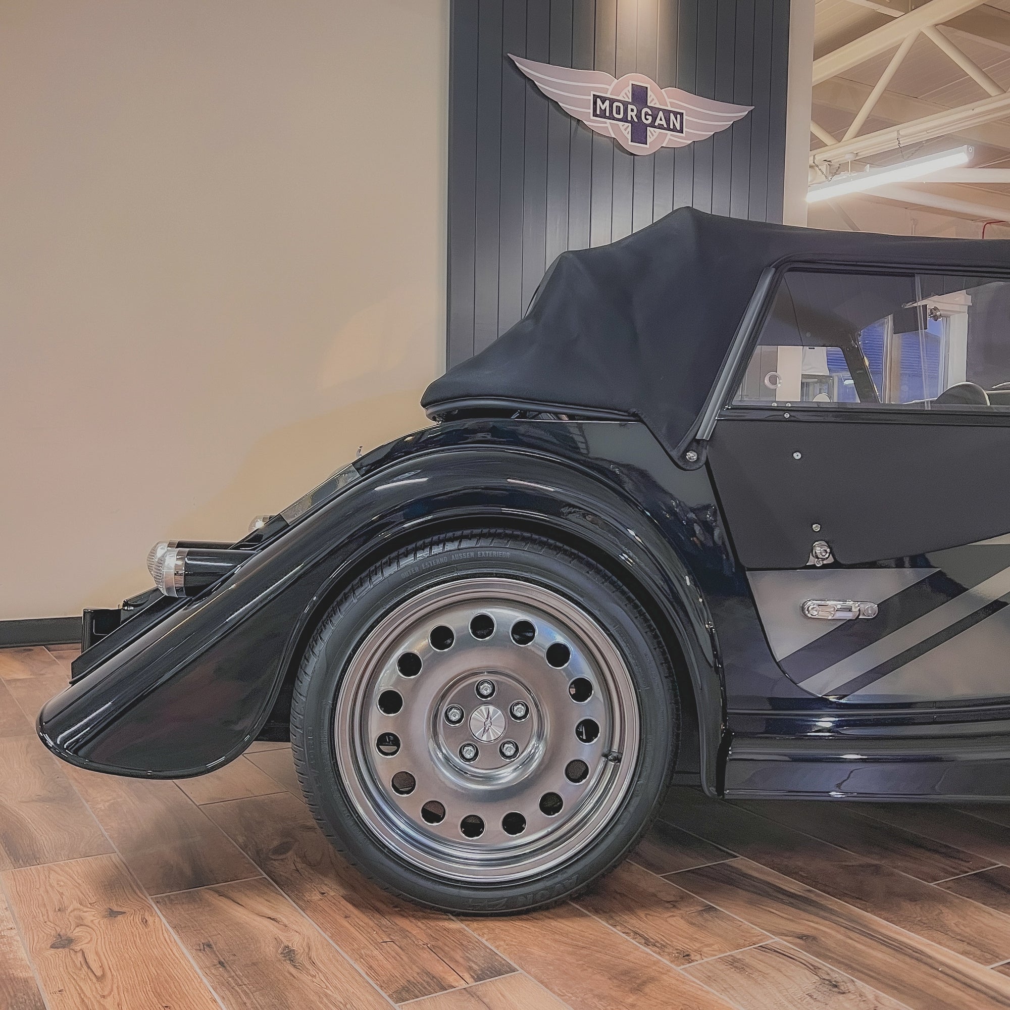 Morgan Plus Six Shadow - Mythos Black Pearlescent