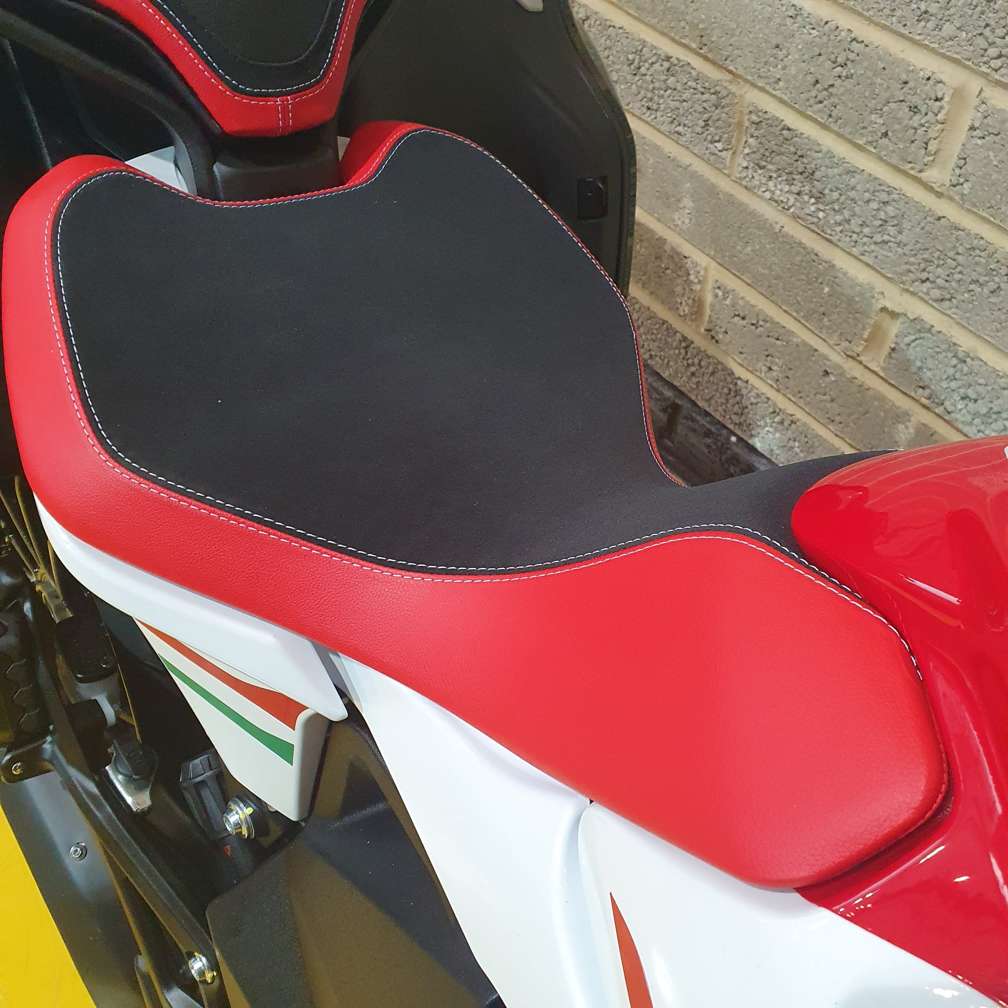 MV Agusta Turismo Veloce RC SCS - RC Pearl White/ Ago Red/Emerald Green