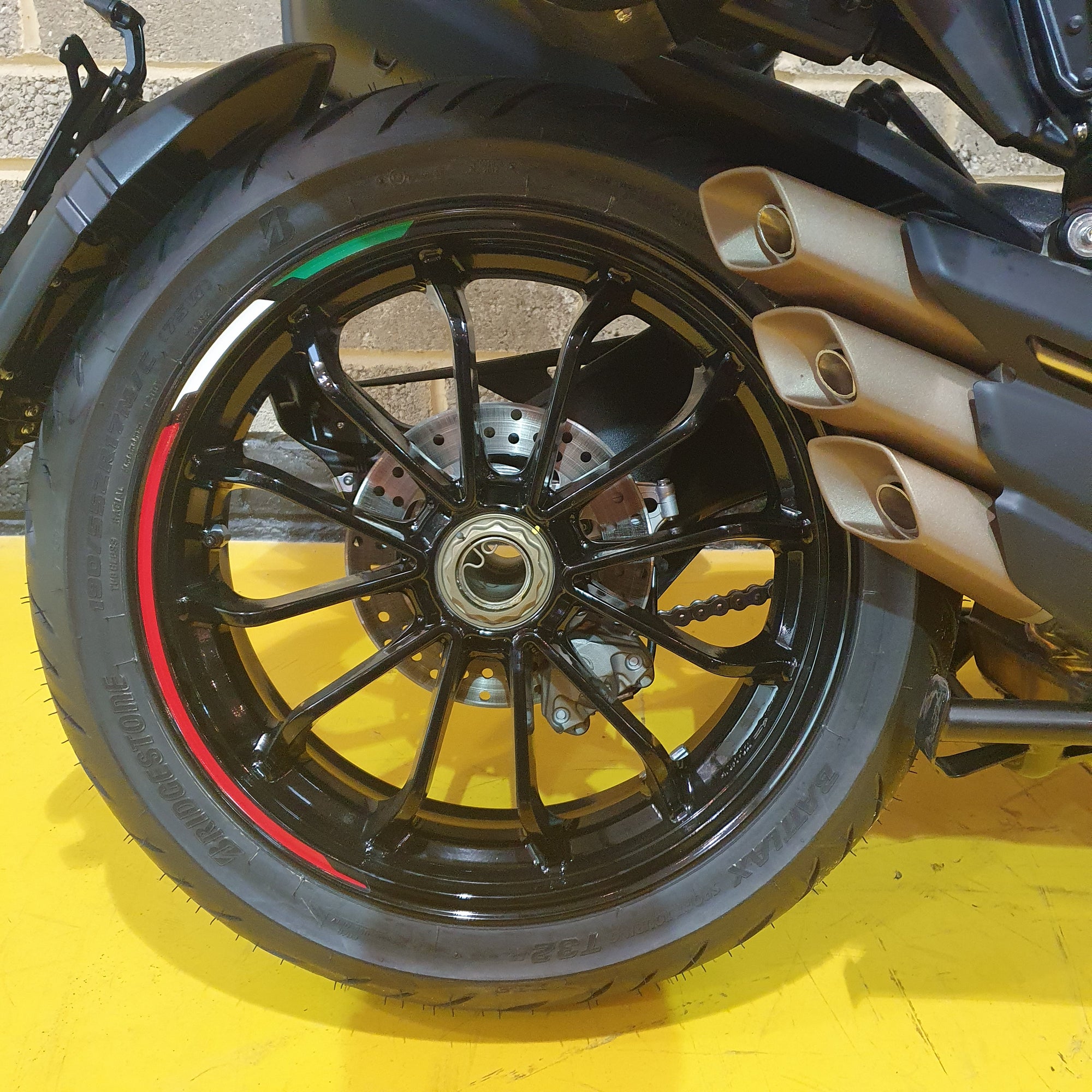 MV Agusta Turismo Veloce RC SCS - RC Pearl White/ Ago Red/Emerald Green