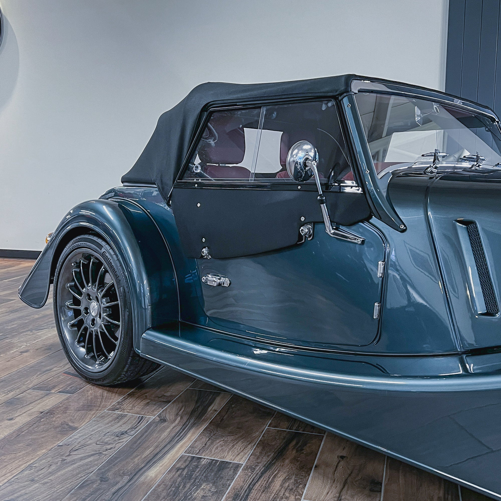 SOLD - Morgan Plus Six 3.0 Automatic - Classic Porsche Adventure Green pearlescent