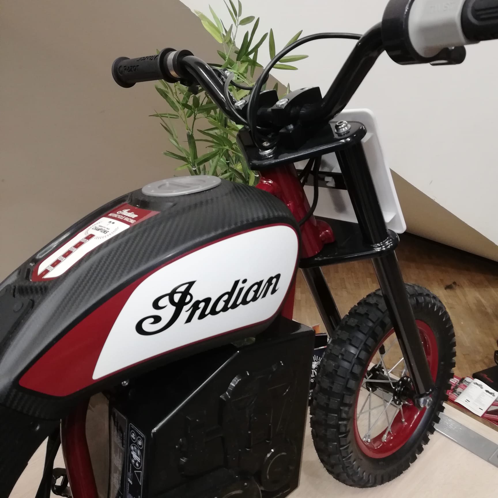 Indian eFTR Mini - INDIAN MOTORCYCLE RED/CARBON