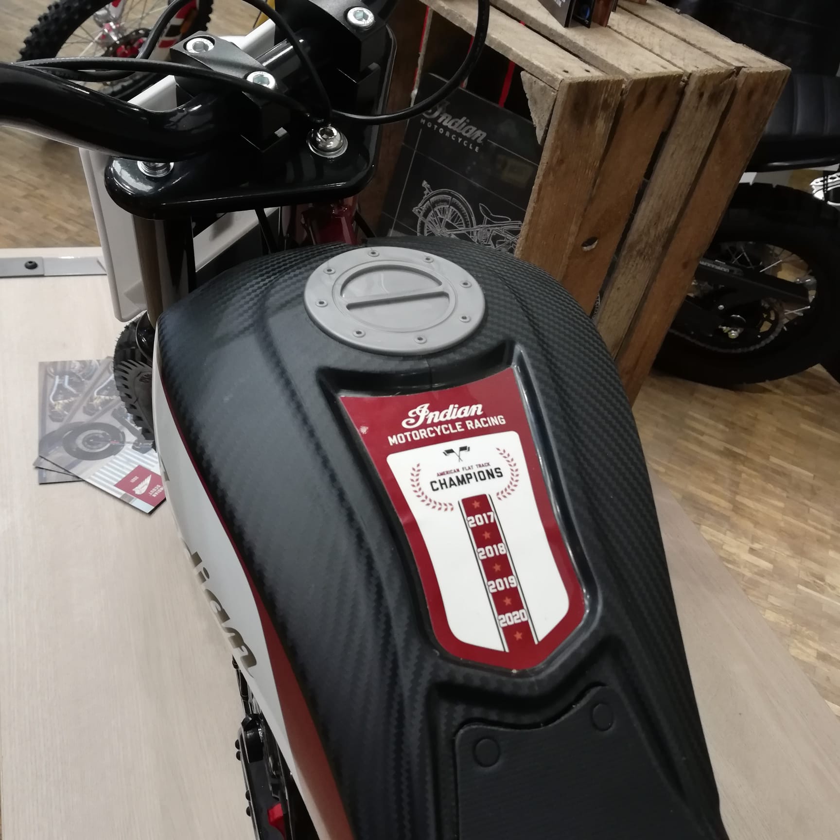 Indian eFTR Mini - INDIAN MOTORCYCLE RED/CARBON
