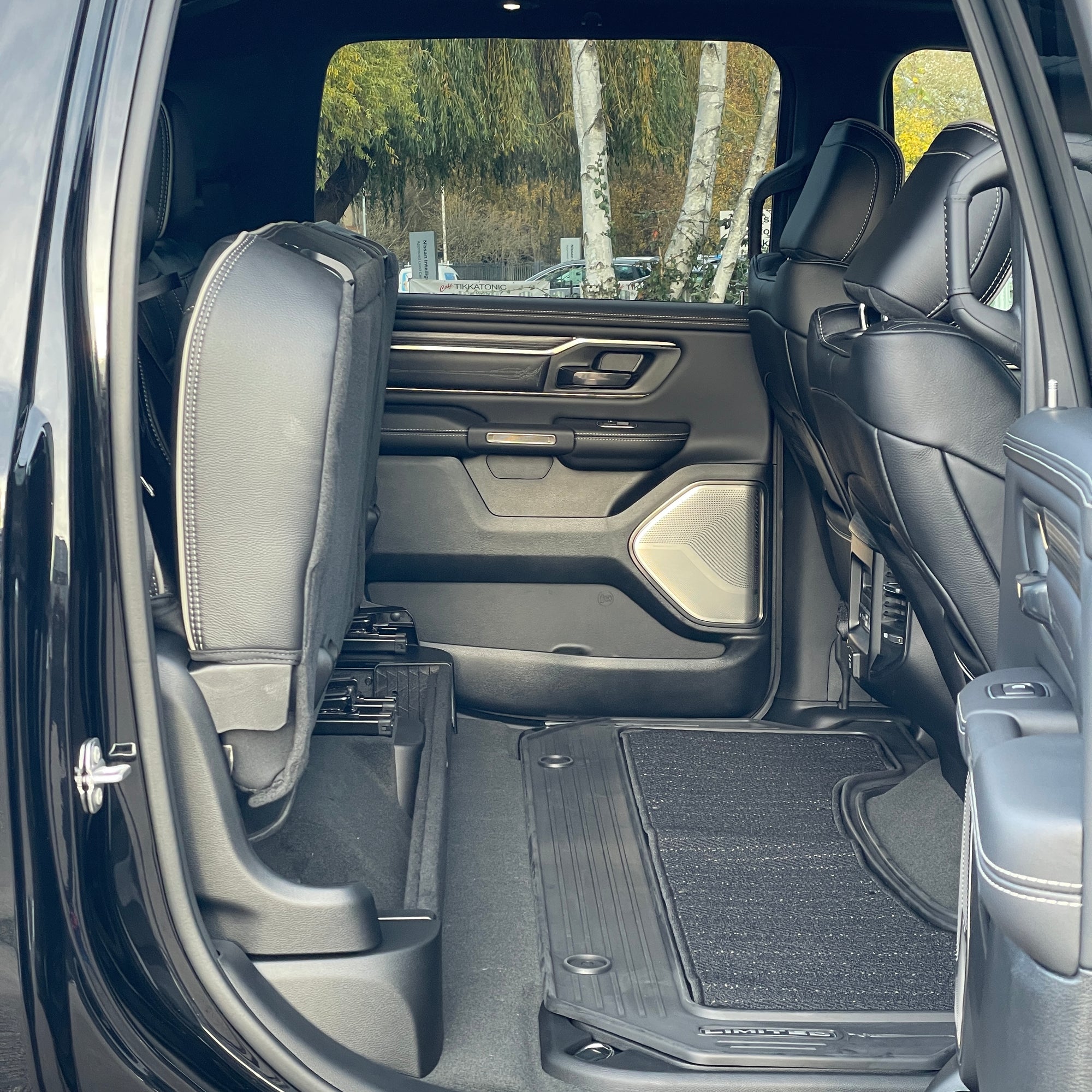 RAM 1500 LIMITED NIGHT EDITION CREW CAB - DIAMOND BLACK WITH BLACK