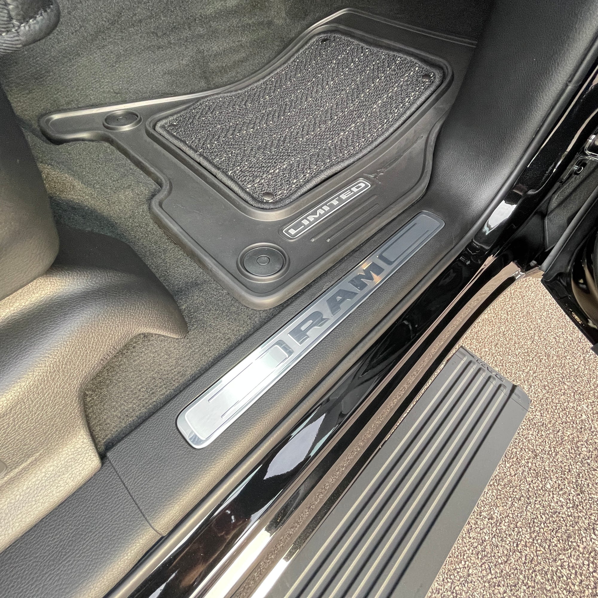 RAM 1500 LIMITED NIGHT EDITION CREW CAB - DIAMOND BLACK WITH BLACK