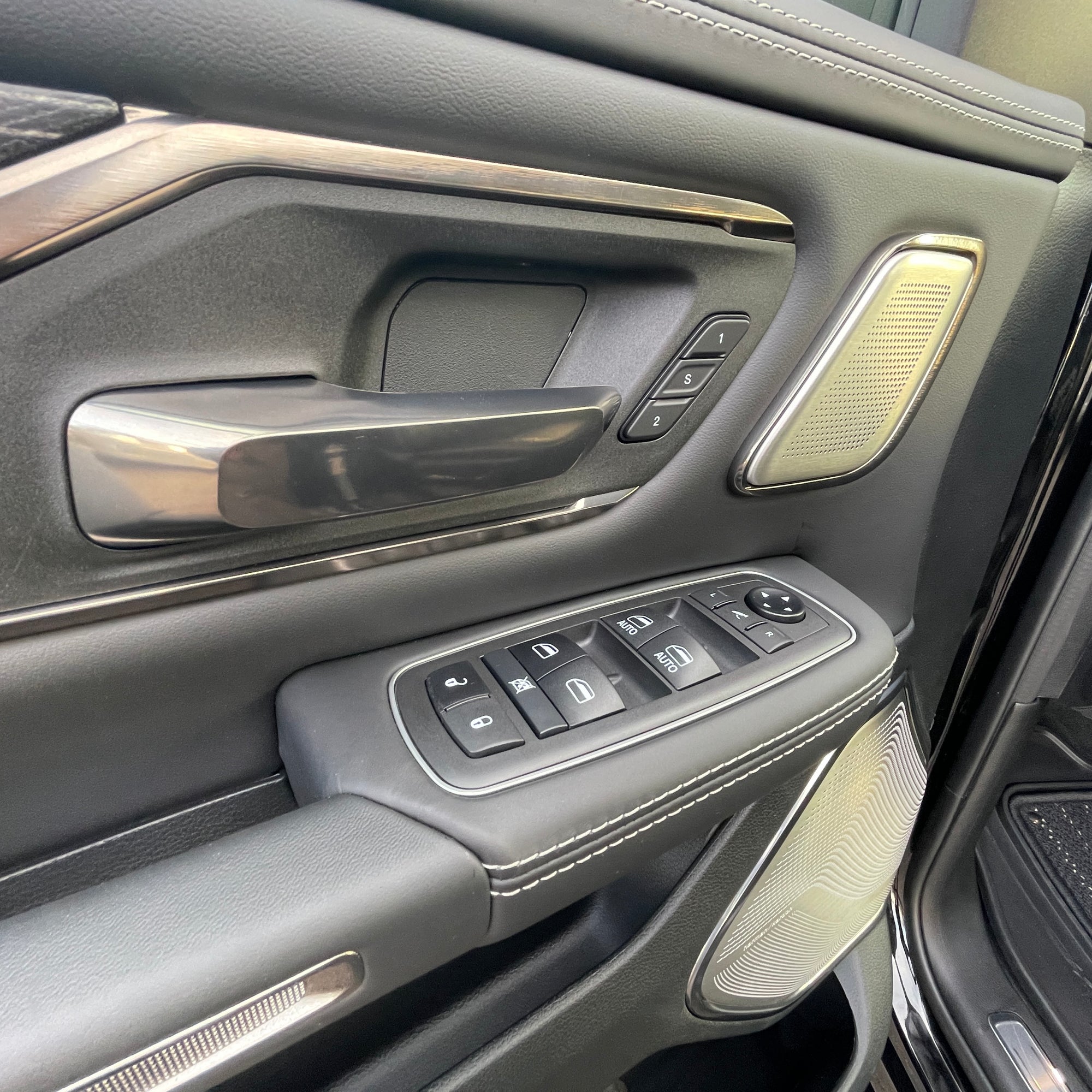 RAM 1500 LIMITED NIGHT EDITION CREW CAB - DIAMOND BLACK WITH BLACK