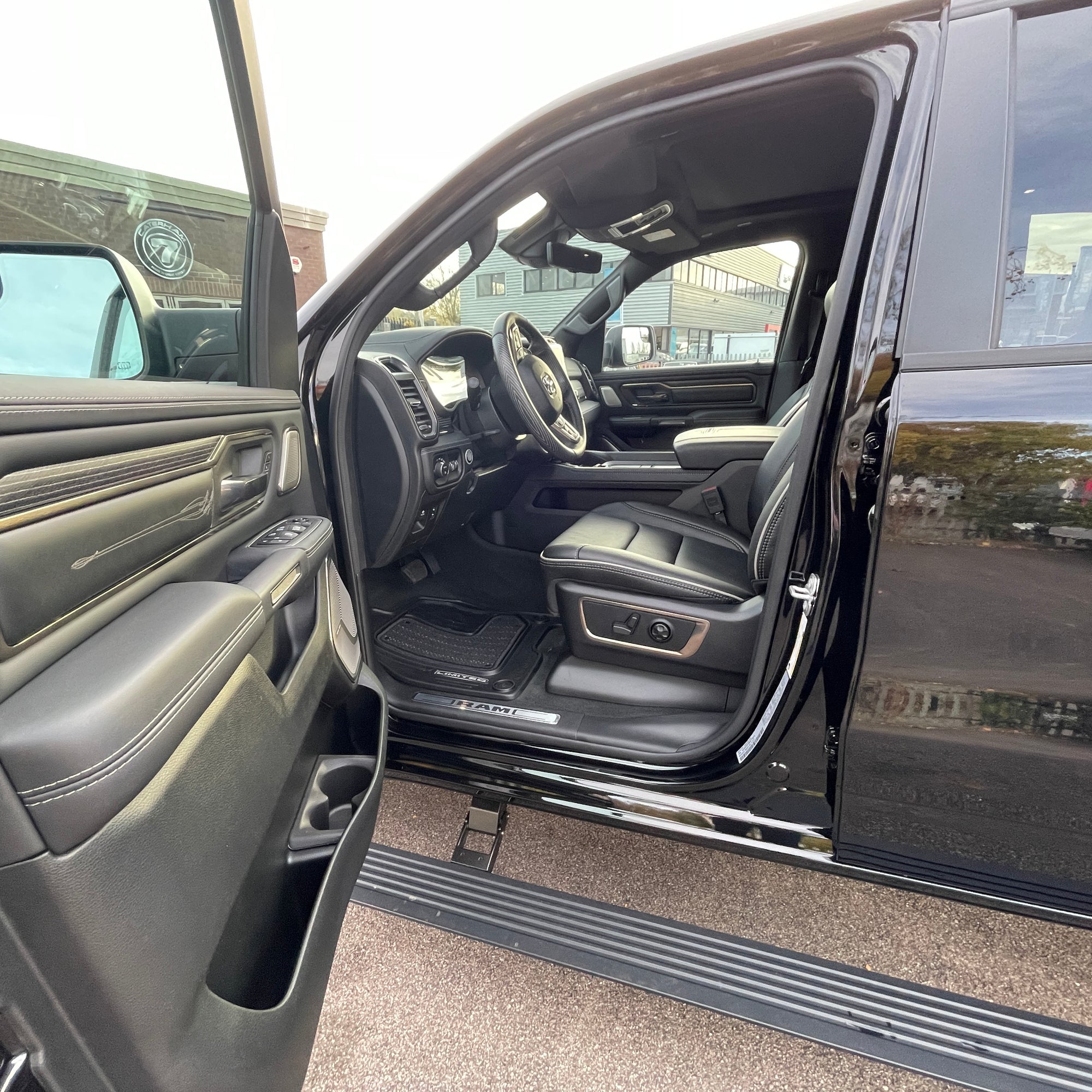 RAM 1500 LIMITED NIGHT EDITION CREW CAB - DIAMOND BLACK WITH BLACK