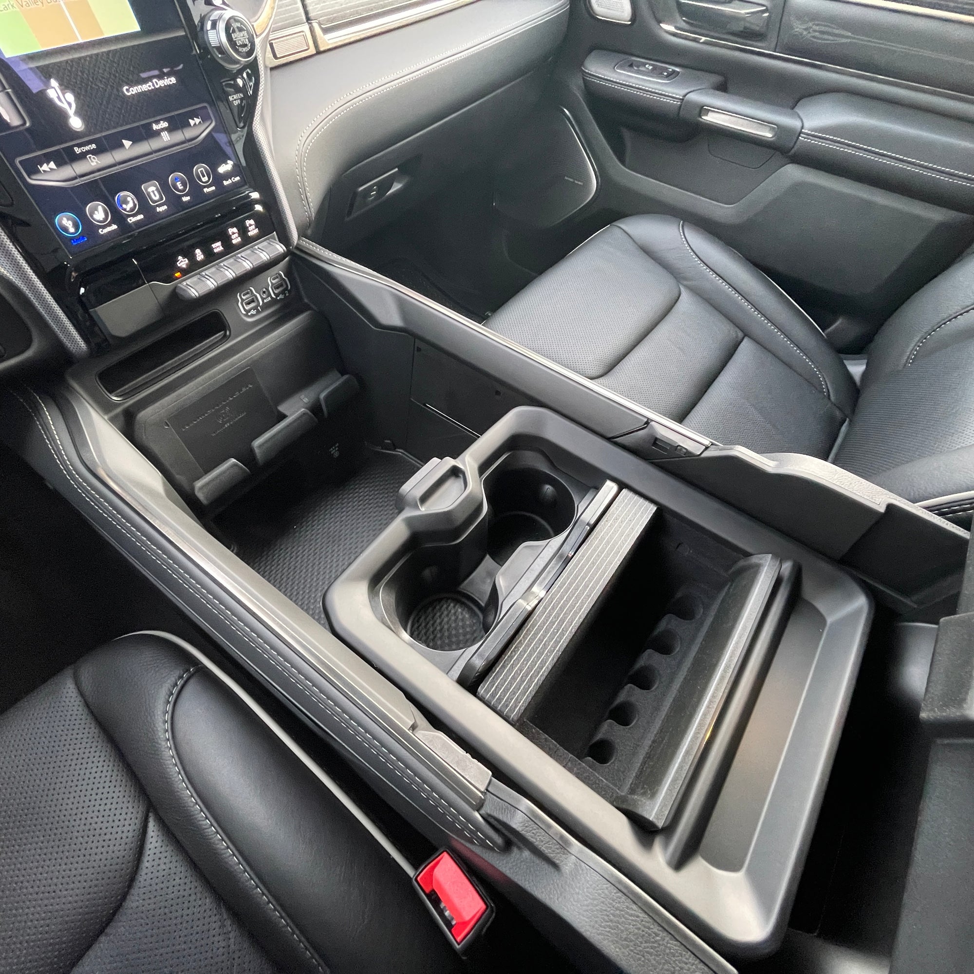 RAM 1500 LIMITED NIGHT EDITION CREW CAB - DIAMOND BLACK WITH BLACK