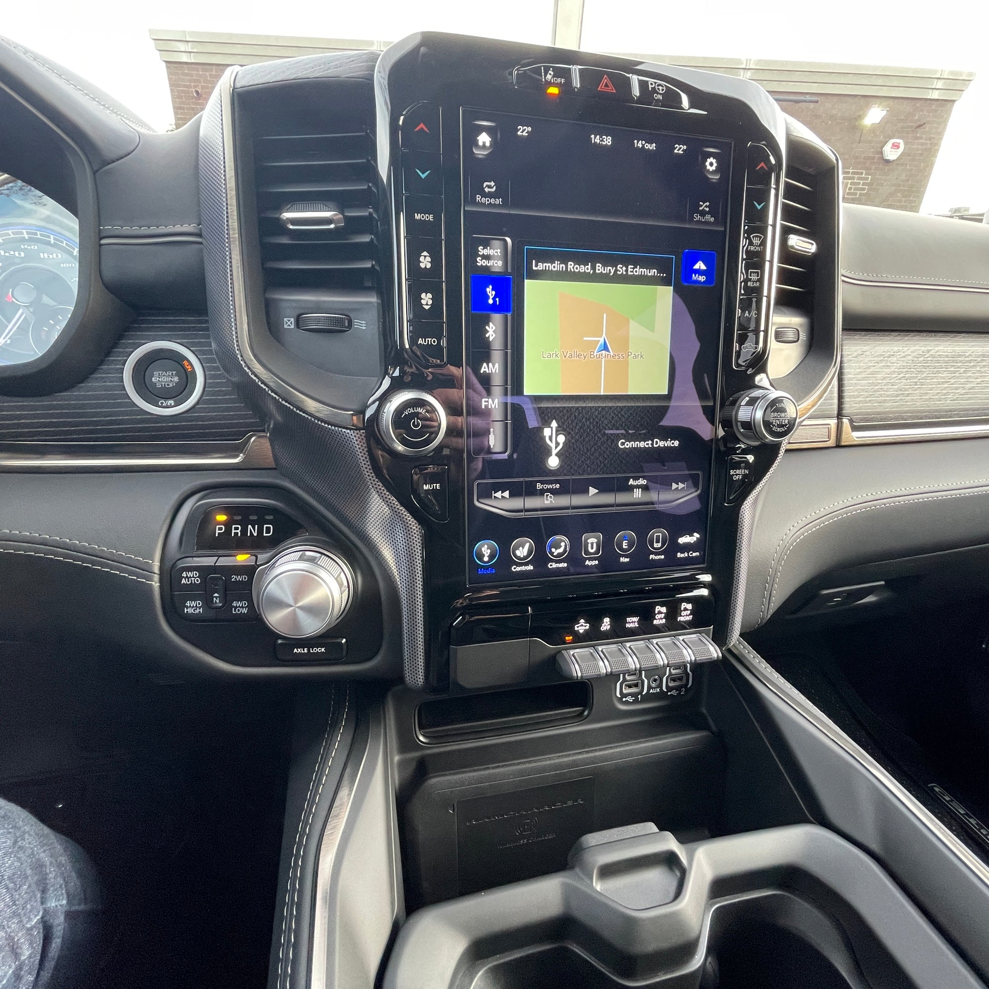 RAM 1500 LIMITED NIGHT EDITION CREW CAB - DIAMOND BLACK WITH BLACK