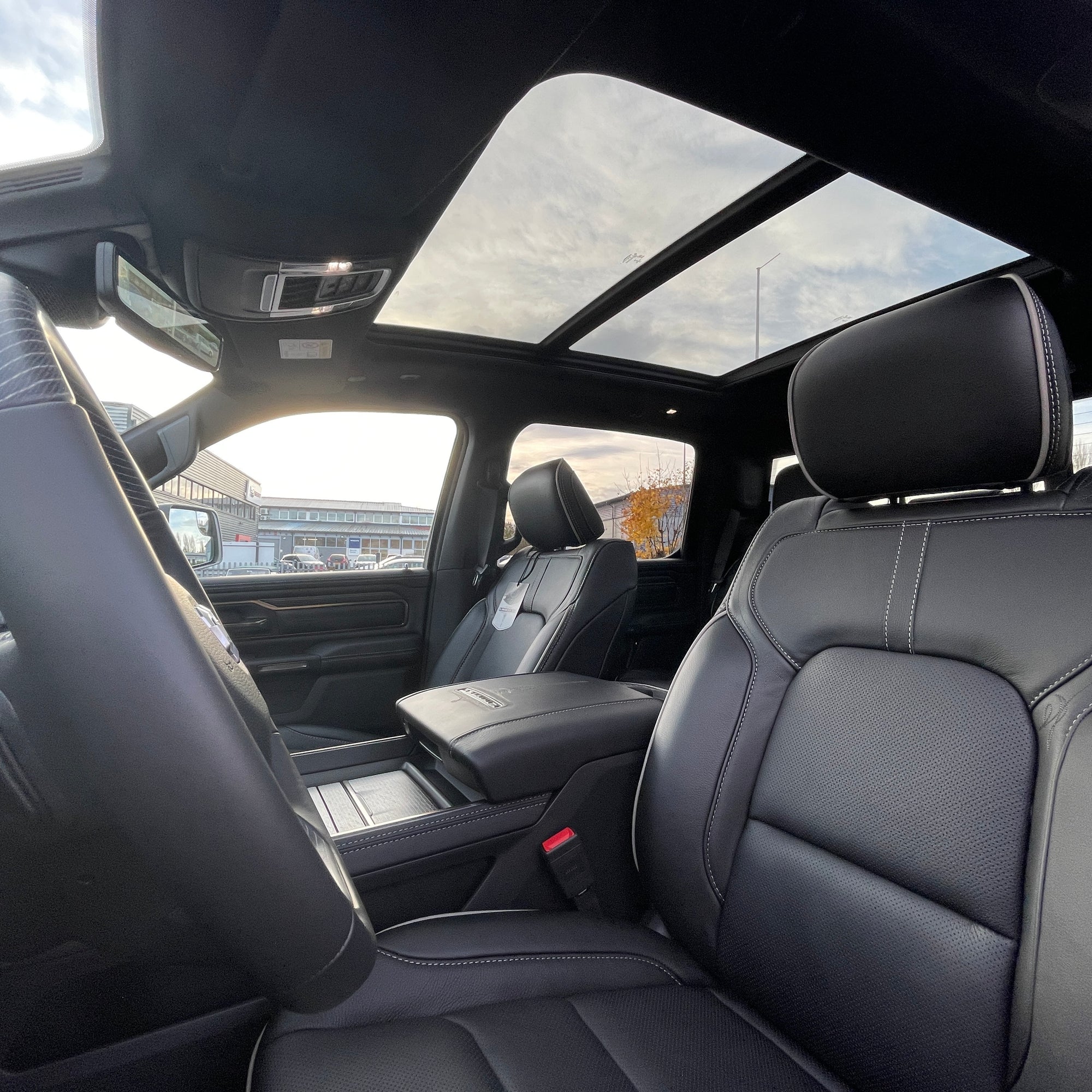 RAM 1500 LIMITED NIGHT EDITION CREW CAB - DIAMOND BLACK WITH BLACK