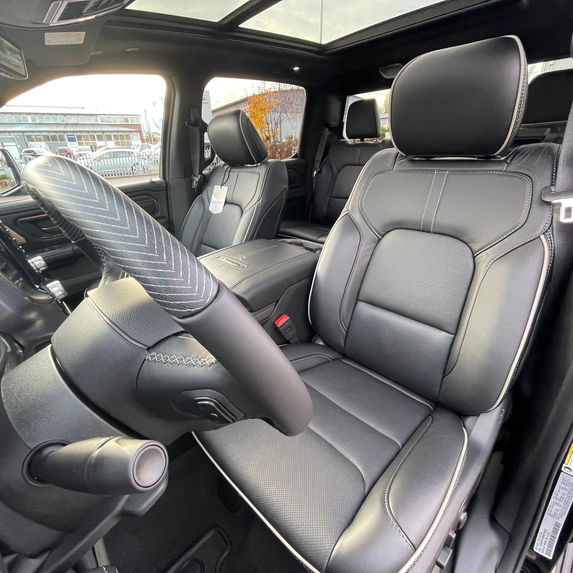 RAM 1500 LIMITED NIGHT EDITION CREW CAB - DIAMOND BLACK WITH BLACK