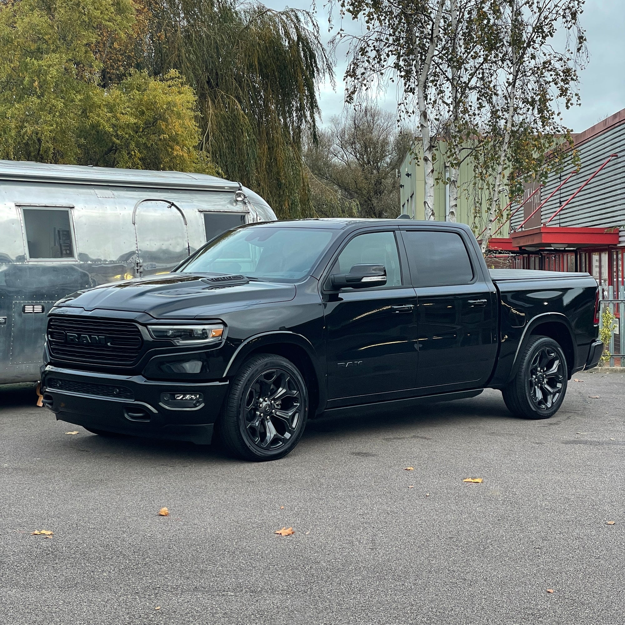 RAM 1500 LIMITED NIGHT EDITION CREW CAB - DIAMOND BLACK WITH BLACK