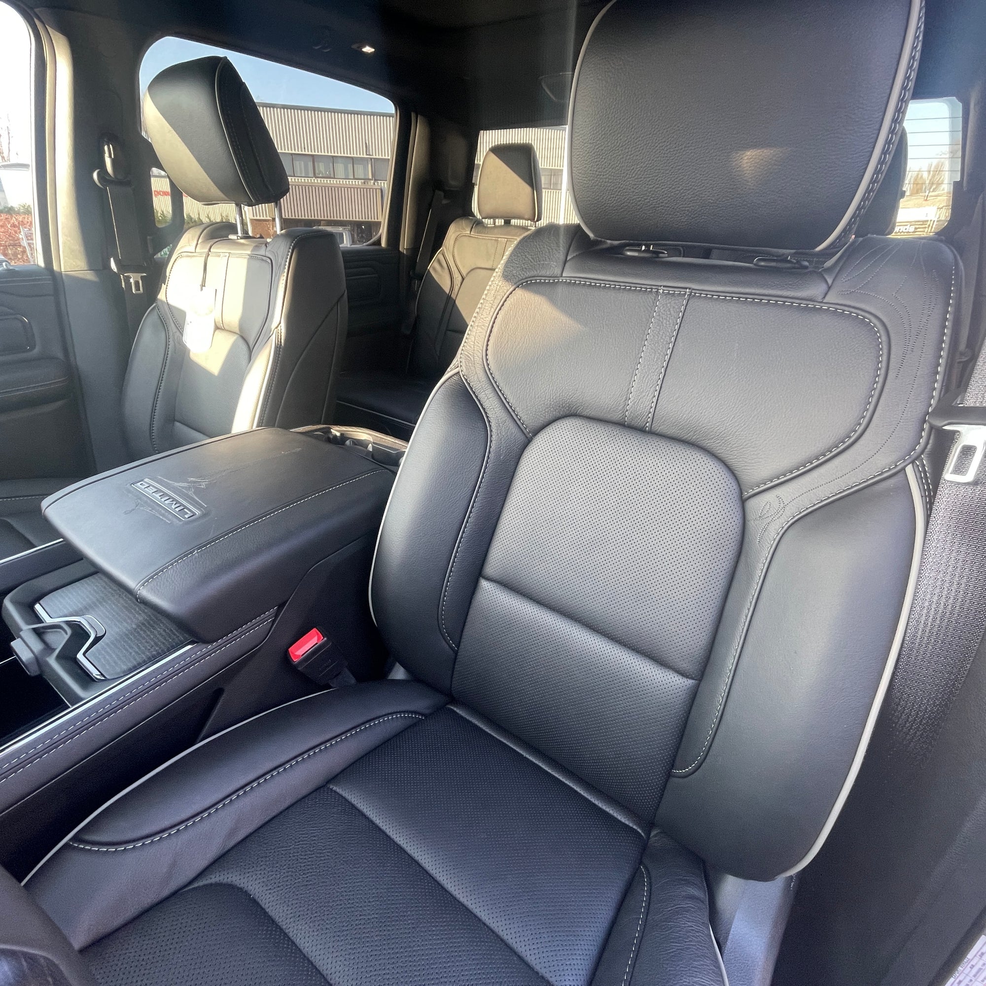 RAM 1500 LIMITED NIGHT EDITION CREW CAB - DIAMOND BLACK WITH BLACK