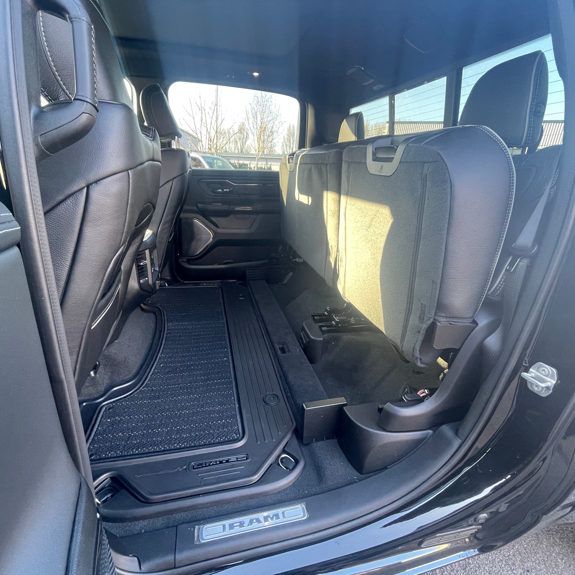 RAM 1500 LIMITED NIGHT EDITION CREW CAB - DIAMOND BLACK WITH BLACK