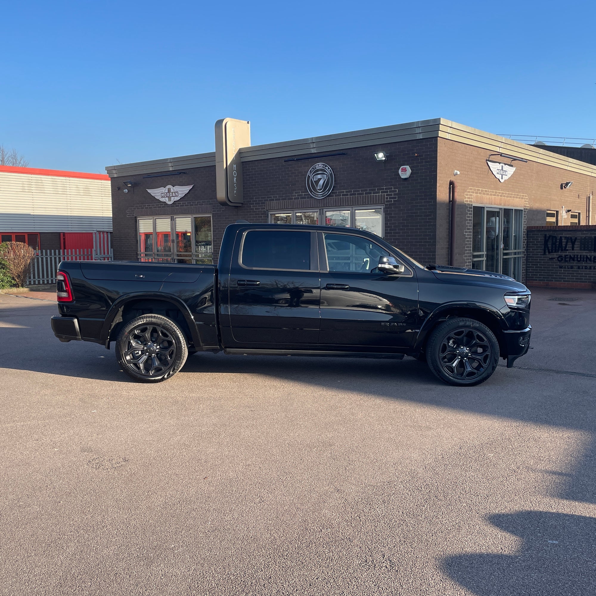RAM 1500 LIMITED NIGHT EDITION CREW CAB - DIAMOND BLACK WITH BLACK