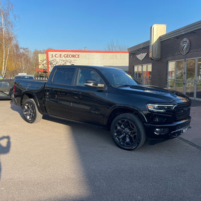 RAM 1500 LIMITED NIGHT EDITION CREW CAB - DIAMOND BLACK WITH BLACK
