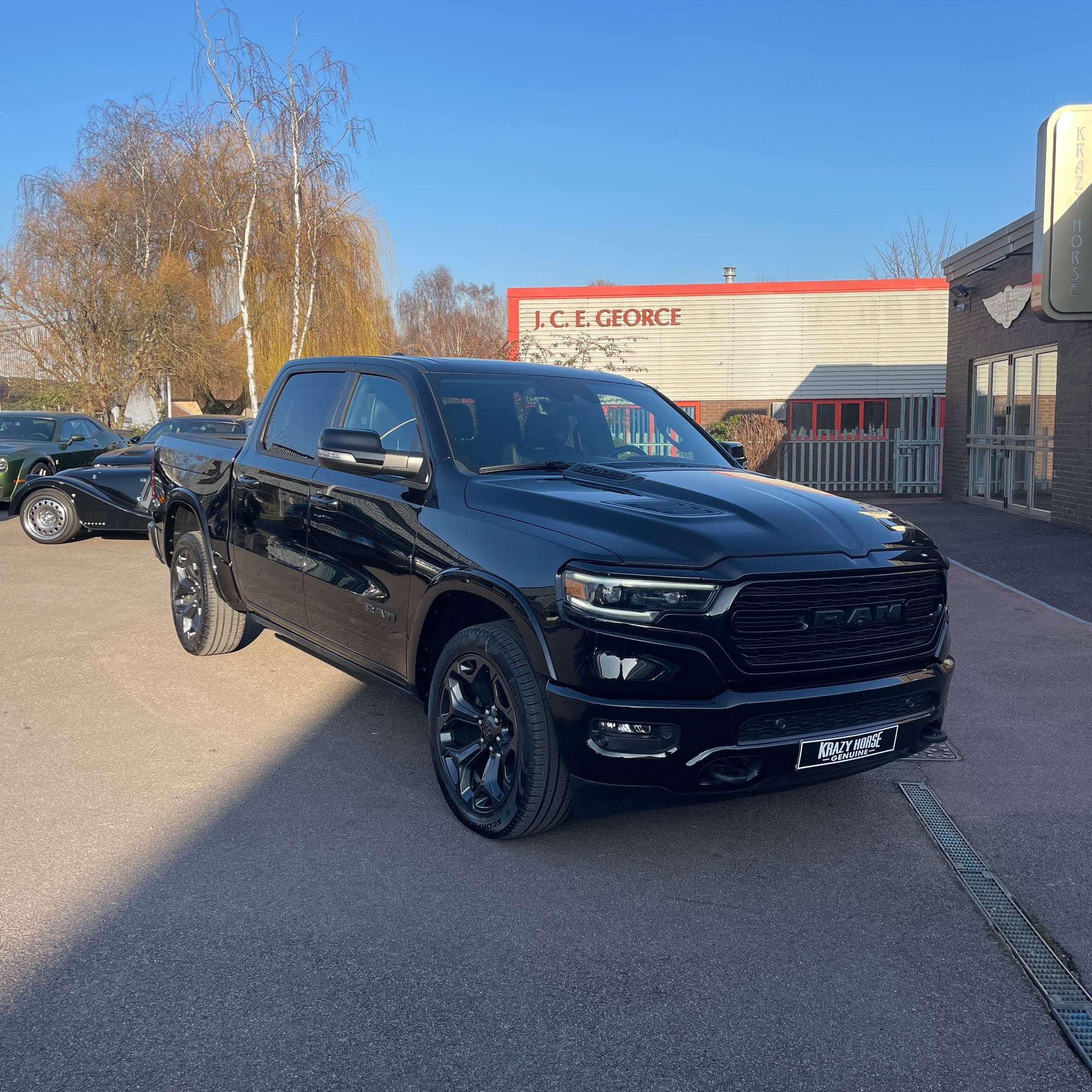 RAM 1500 LIMITED NIGHT EDITION CREW CAB - DIAMOND BLACK WITH BLACK