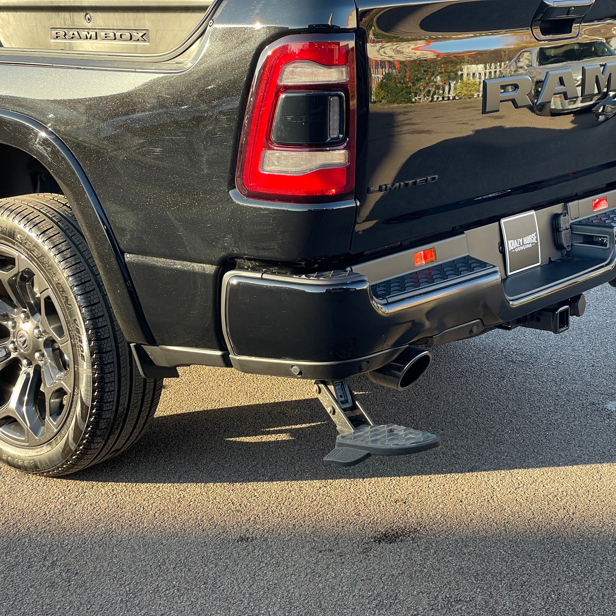 RAM 1500 LIMITED NIGHT EDITION CREW CAB - DIAMOND BLACK WITH BLACK